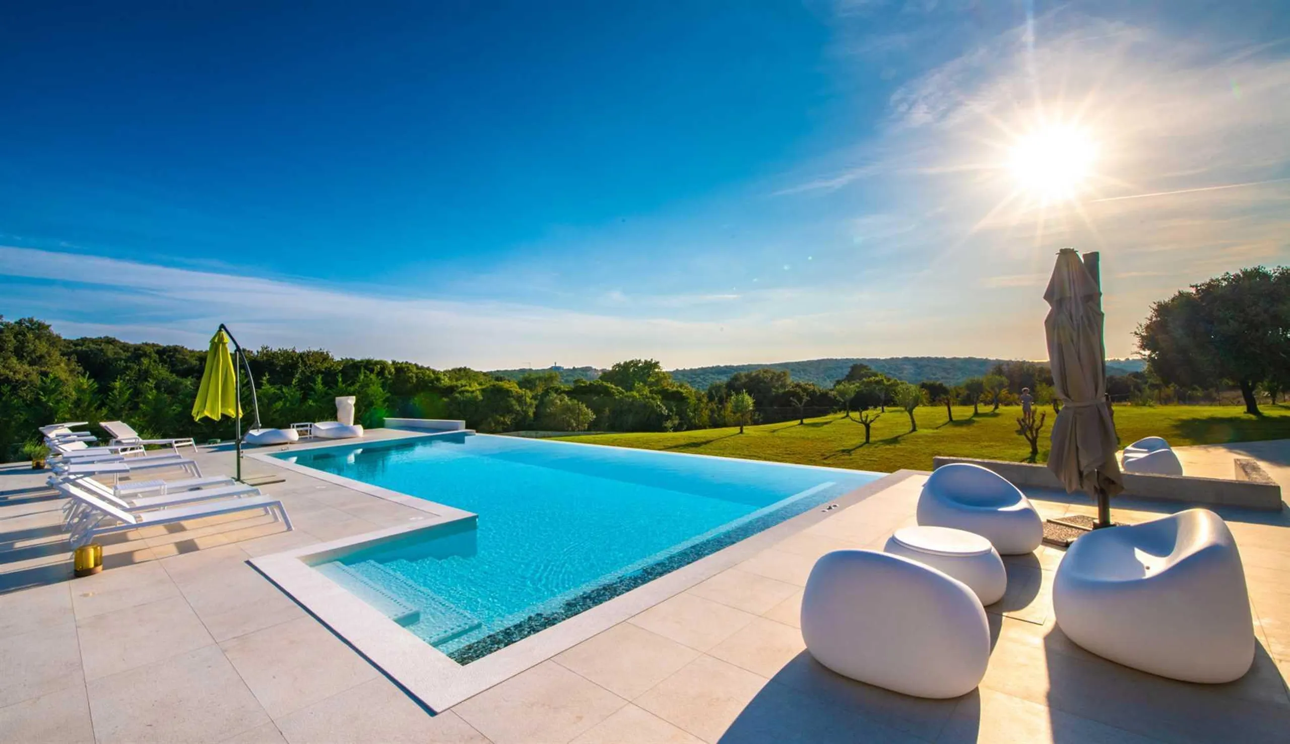 Luxurious Villa with Heated Pool and Stunning Views — photograph 7