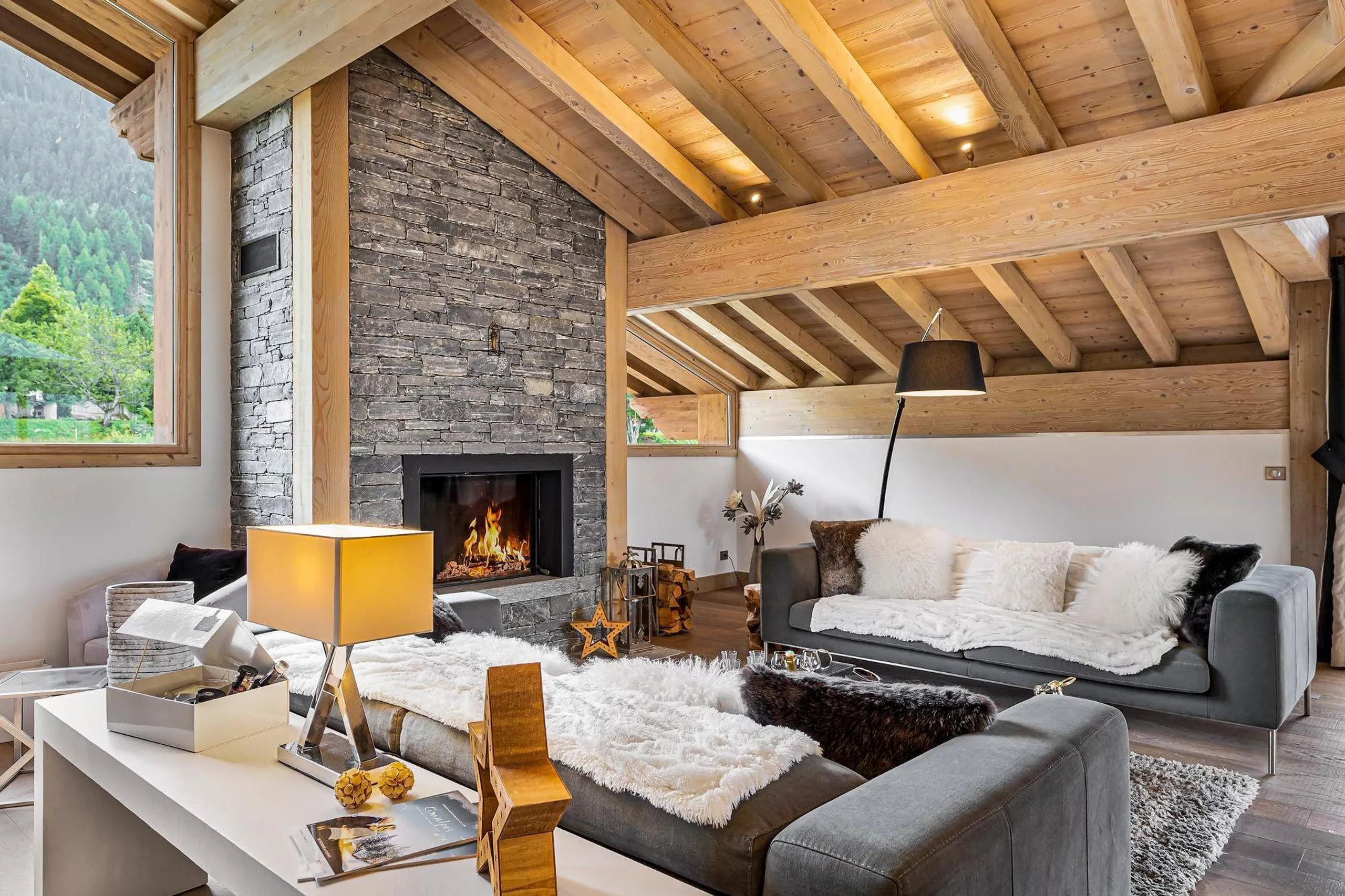 Invigorating 6BR Villa with Private Indoor Swimming Pool, Sauna and Alpine Scenery — photograph 2