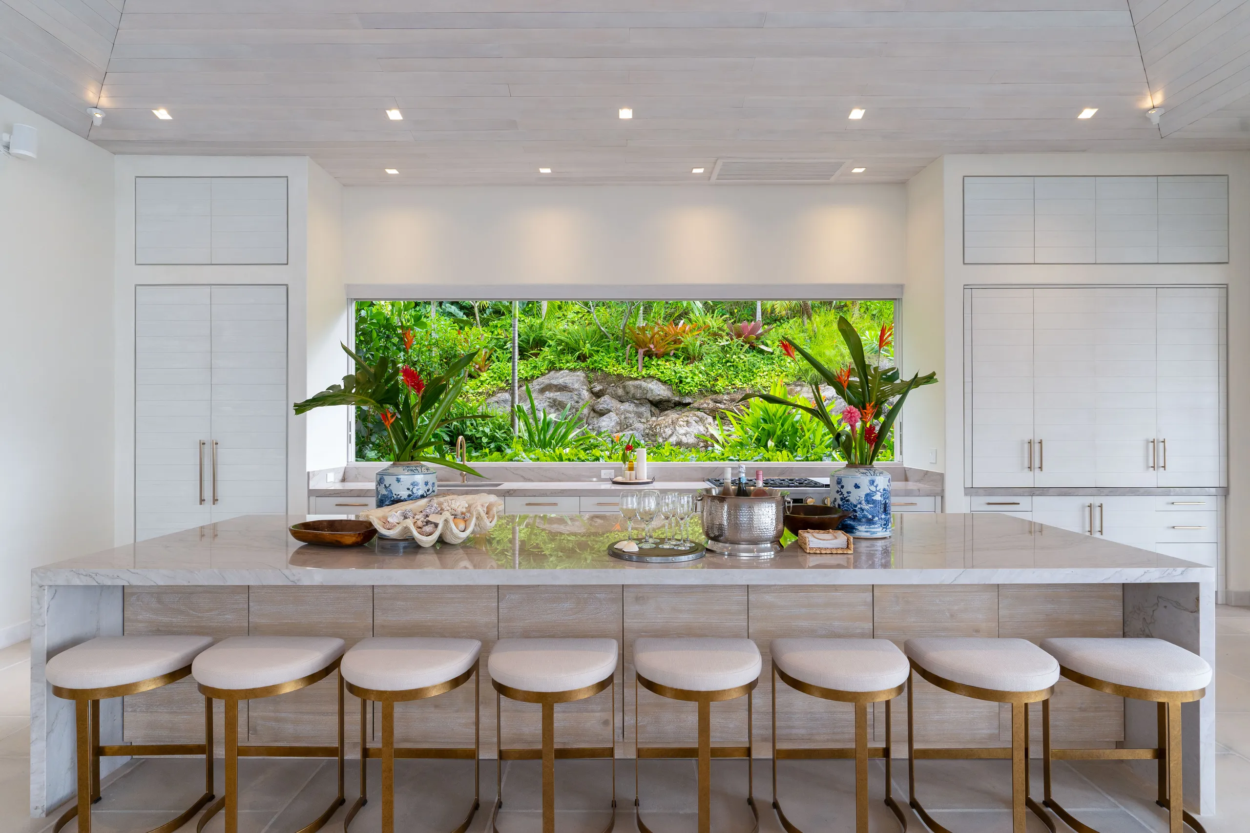 Expansive Estate with Dual Pools and Stunning Ocean Views — photograph 7