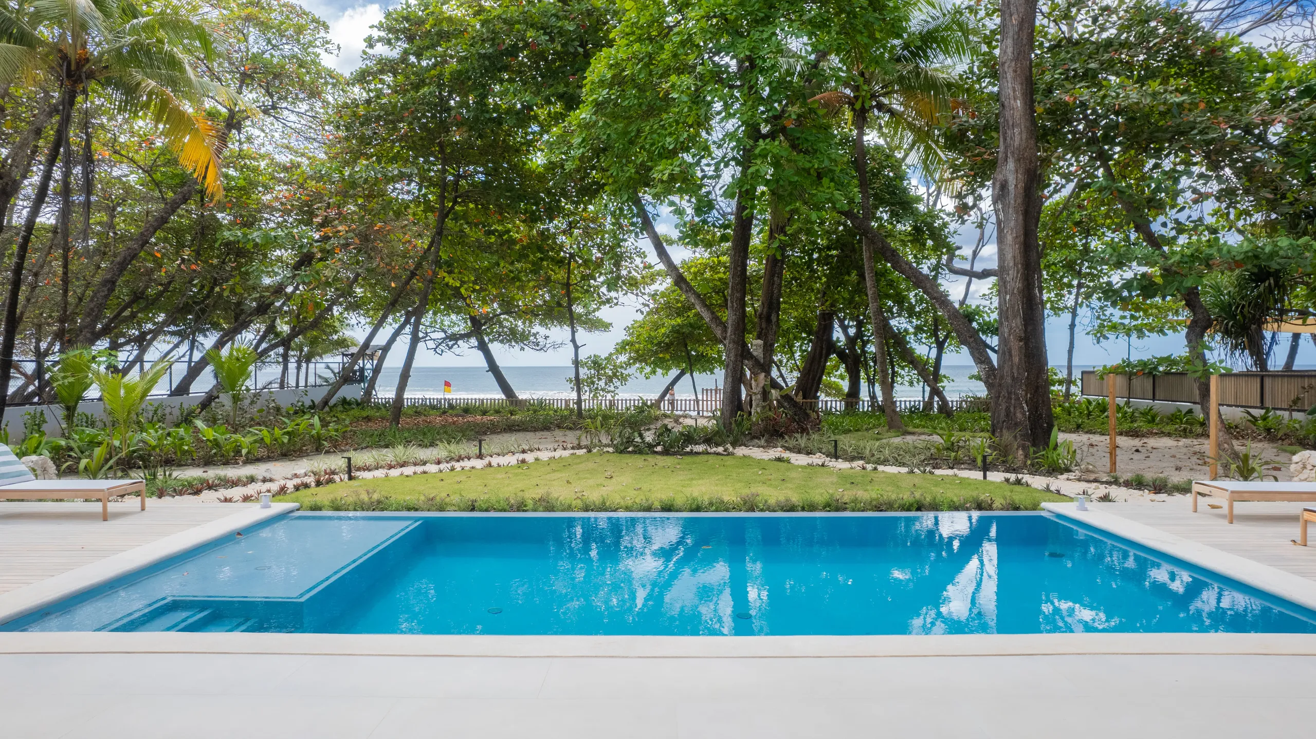 Chic Oceanfront Villa with Panoramic Views on Santa Teresa’s Golden Sands — photograph 3