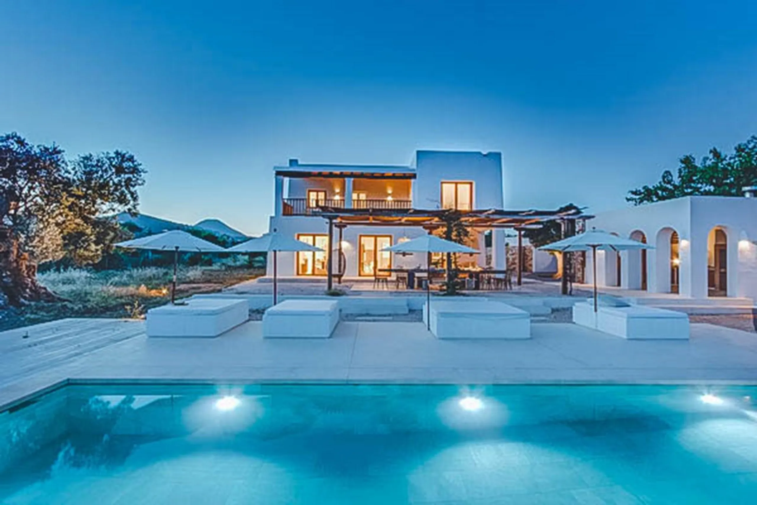 Breathtaking Modern Villa in Ibiza with Pool and Jacuzzi — photograph 4