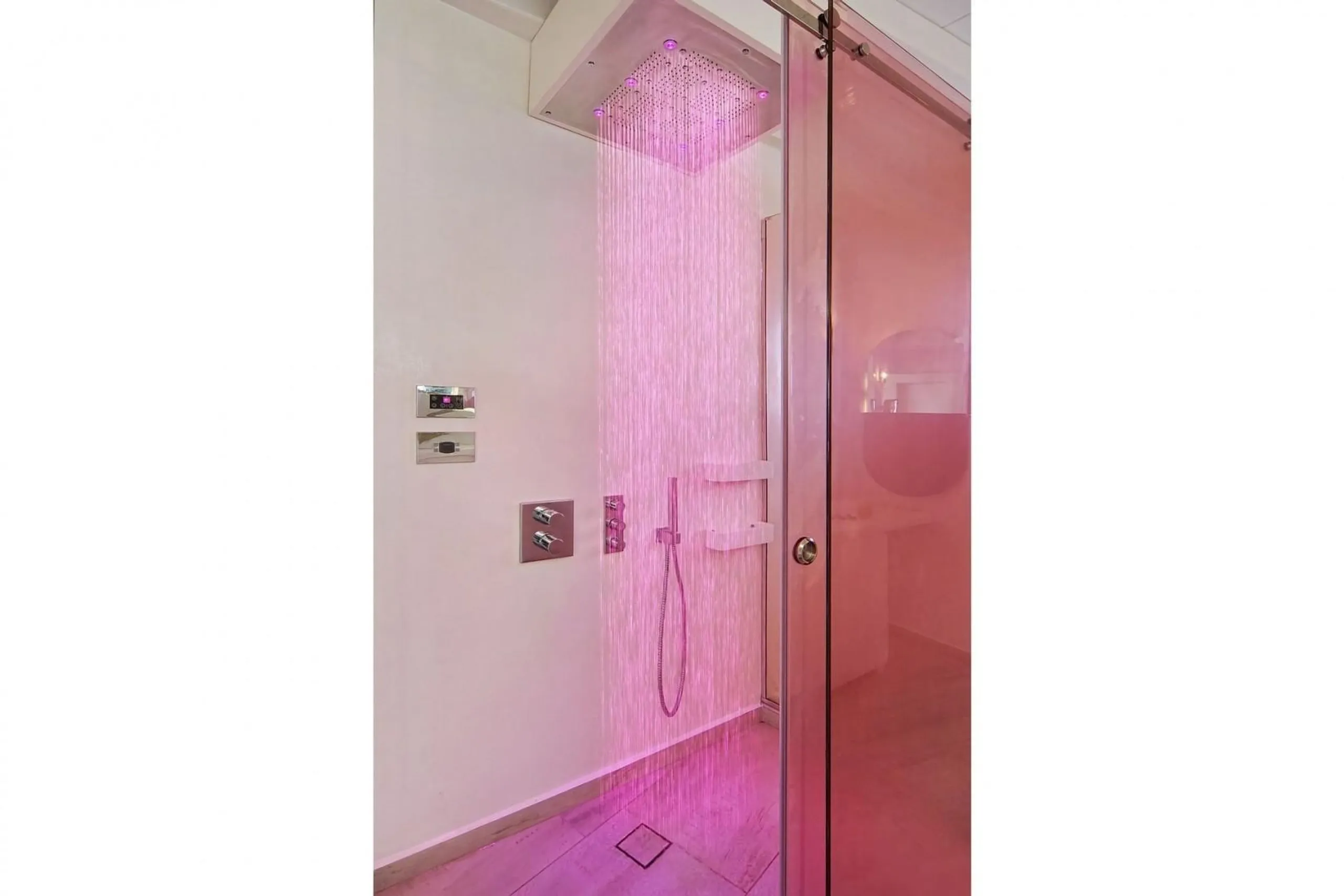 Luxurious Haven with Panoramic Views and Refreshing Pool — photograph 9