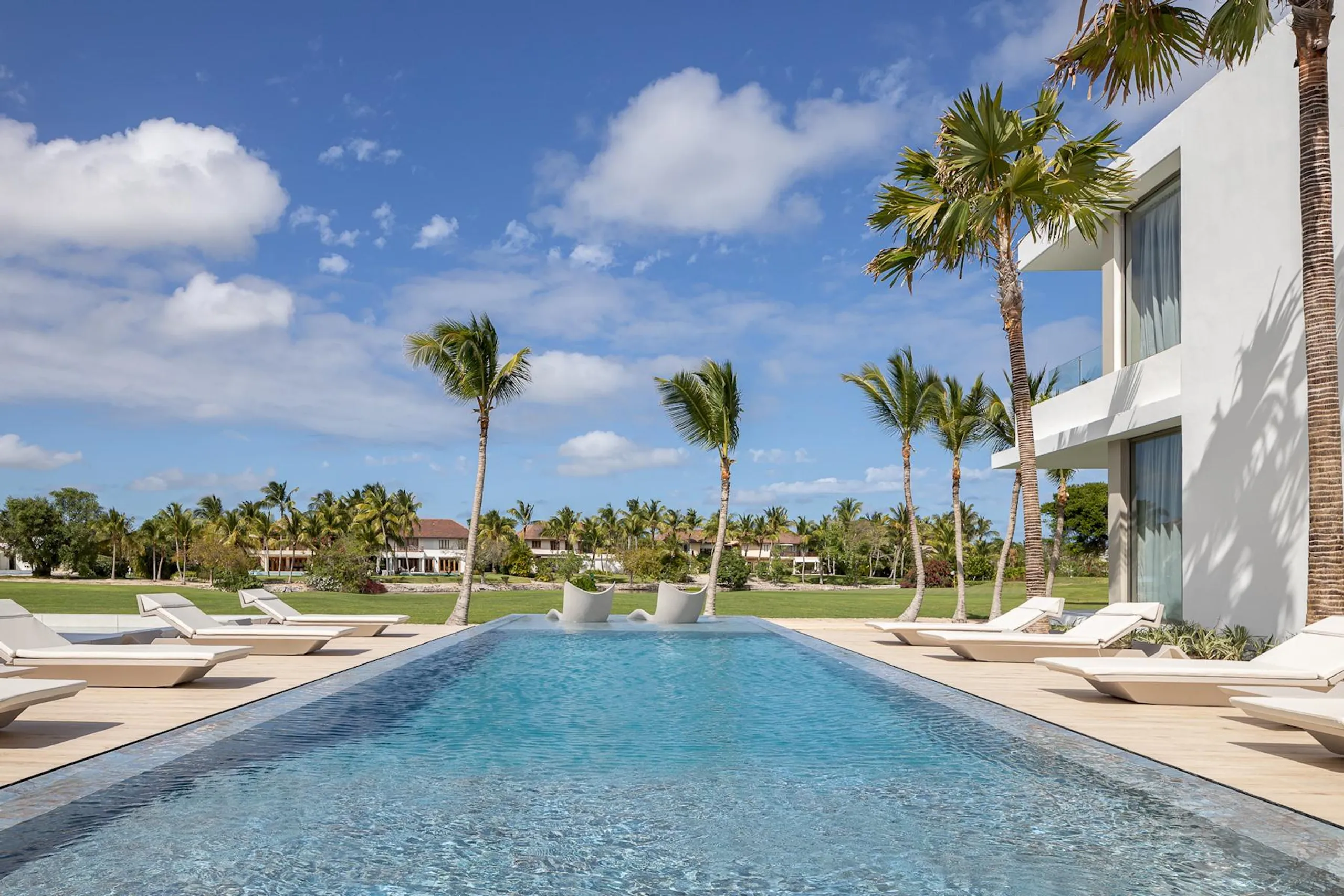 Iconic 9-Bedroom Villa: Modern Minimalist Design Near La Cana Golf & Beach Club — photograph 4