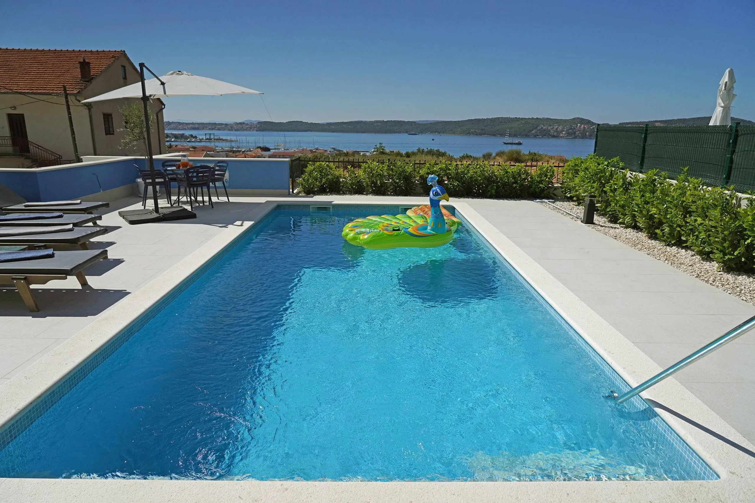 Phenomenal Modern Villa with Pool, Garden and Sea Views — photograph 2