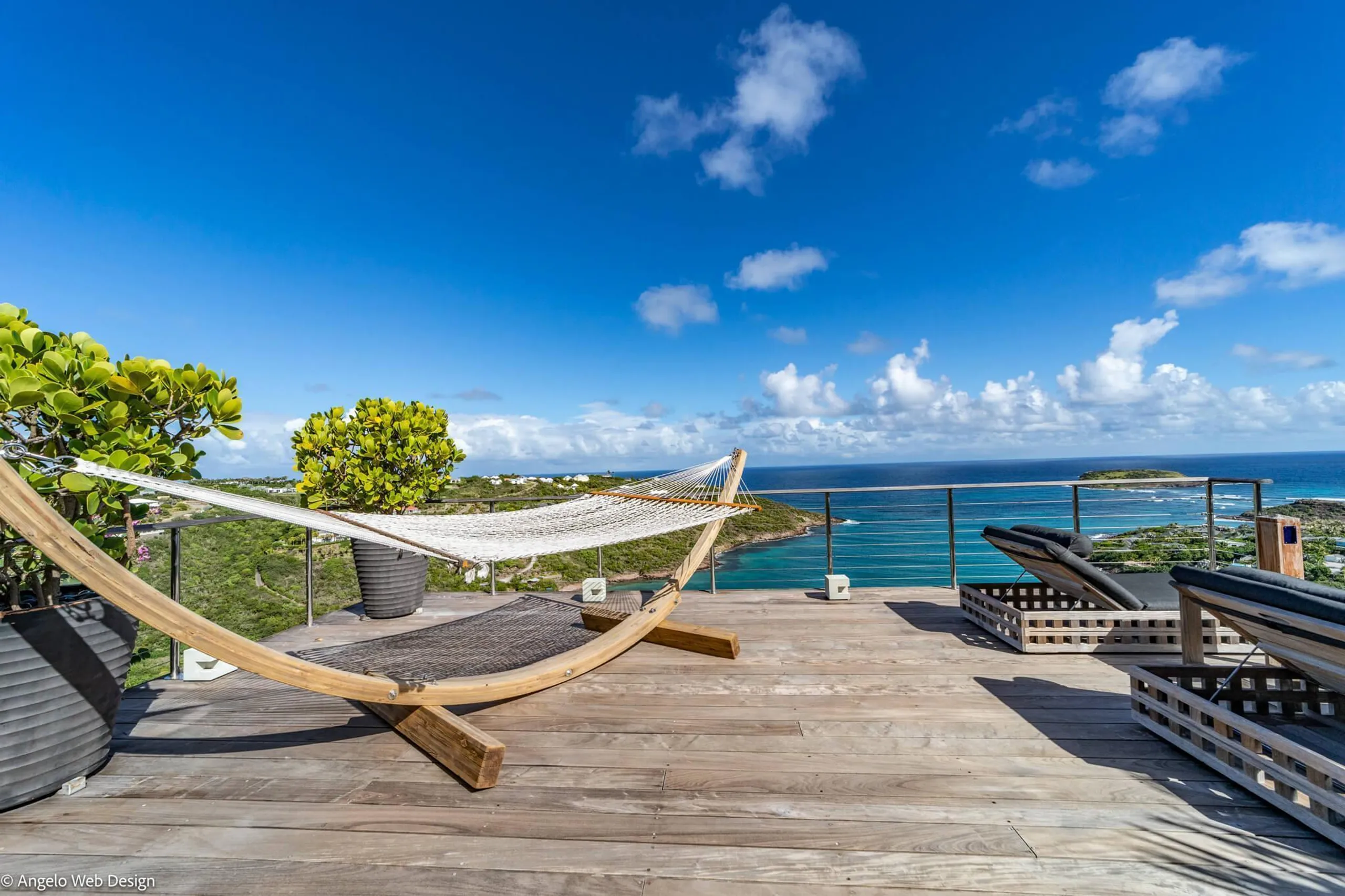 Elegant Hillside Villa with Infinity Pool and Panoramic Views — photograph 10