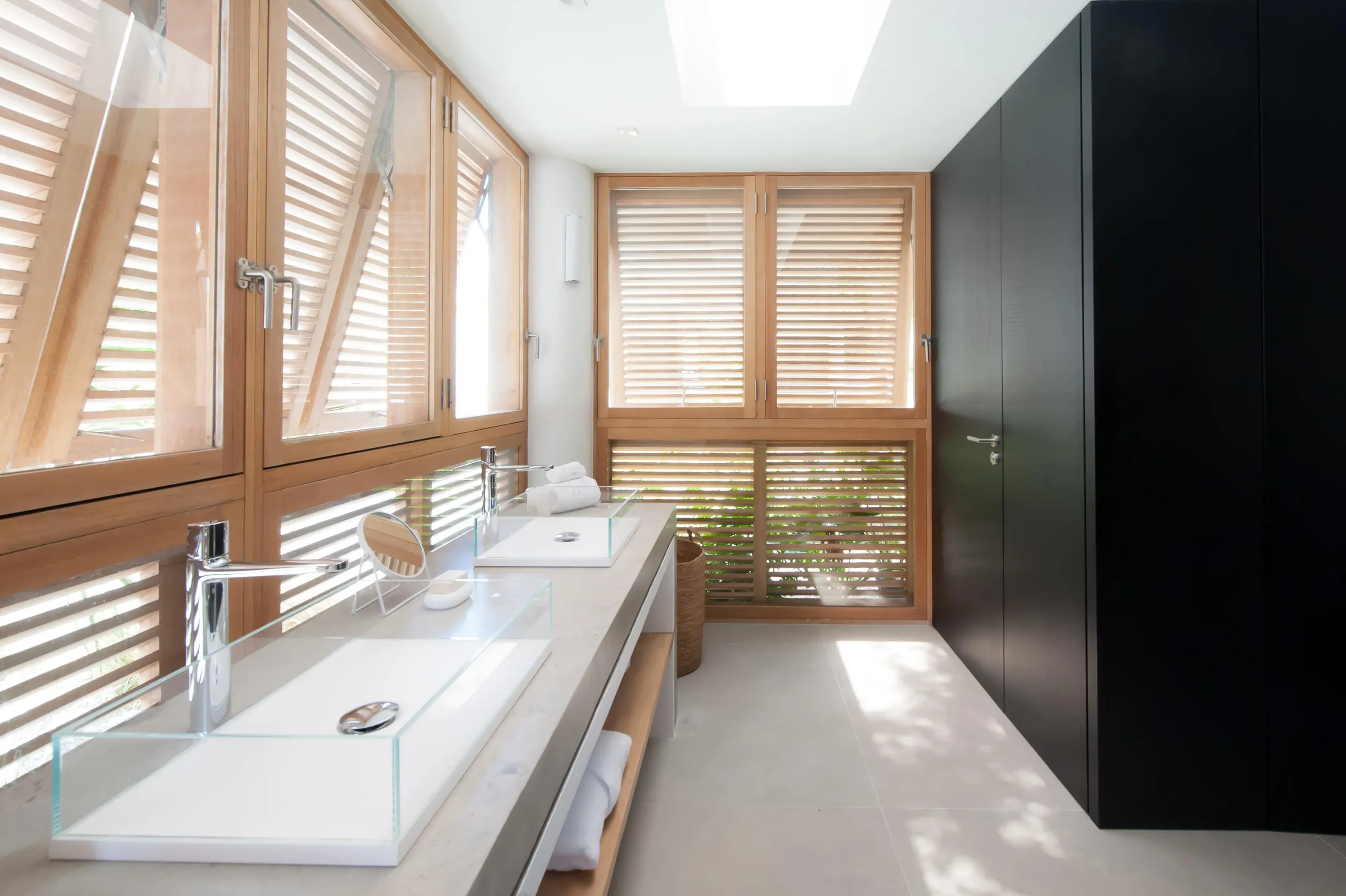 Serene Seaview Villa with Infinity Pool and Fitness Room — photograph 12