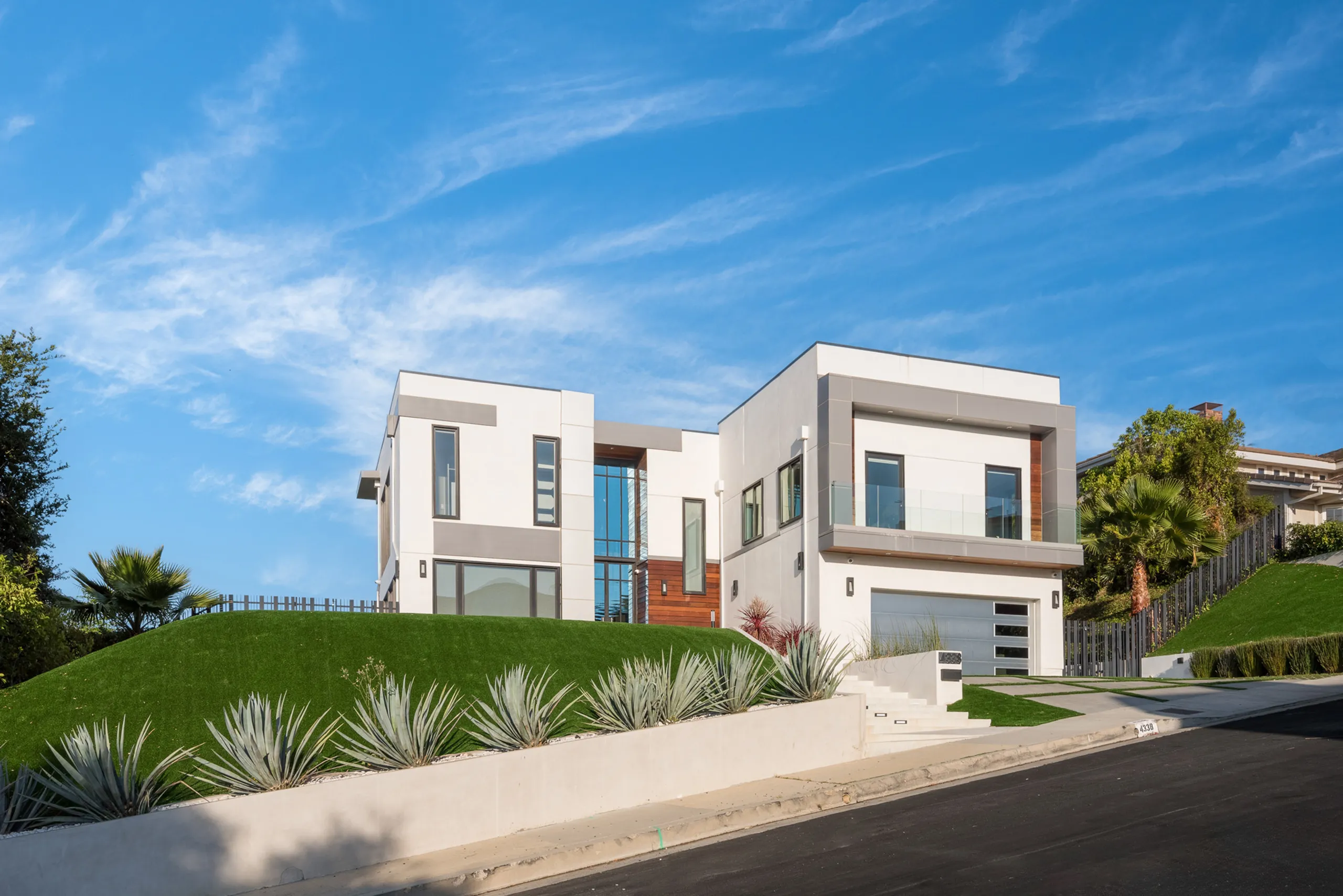 Grand Modern Tarzana Estate with with Infinity Pool, Panoramic Views & Sleek Architectural Design — photograph 8