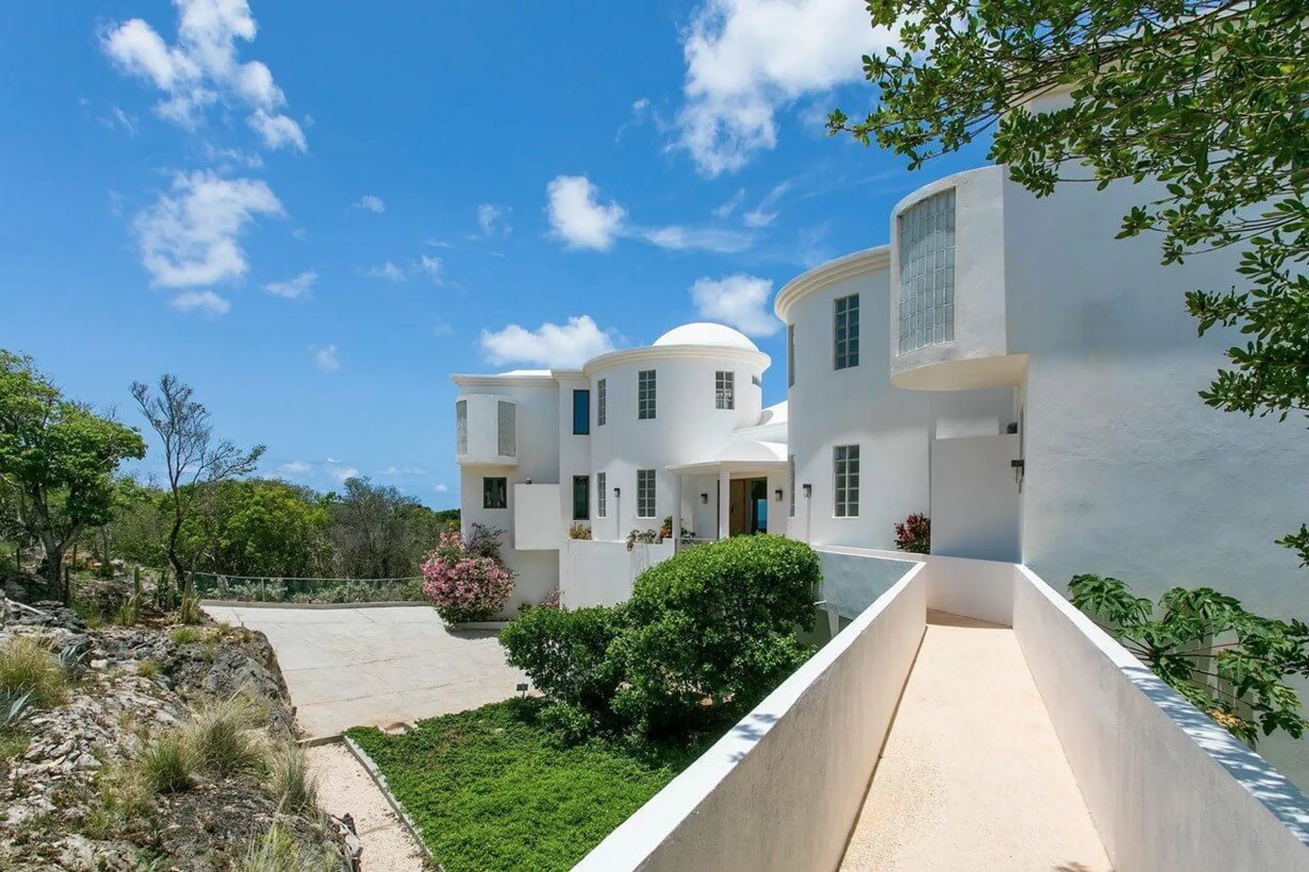 Majestic Anguilla Oceanfront Villa with Infinity Pool & Panoramic Views — photograph 8