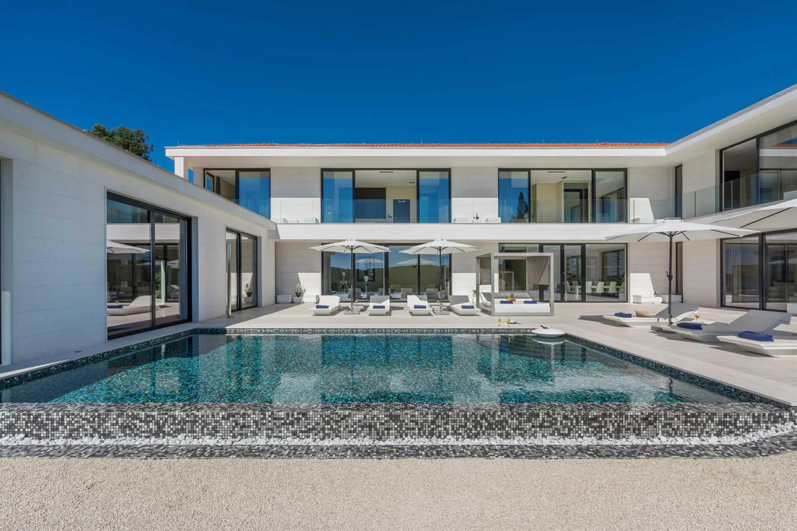 Elegantly Appointed 5-Bedroom Villa with Heated Pool, Private Beach and Jacuzzis — photograph 8