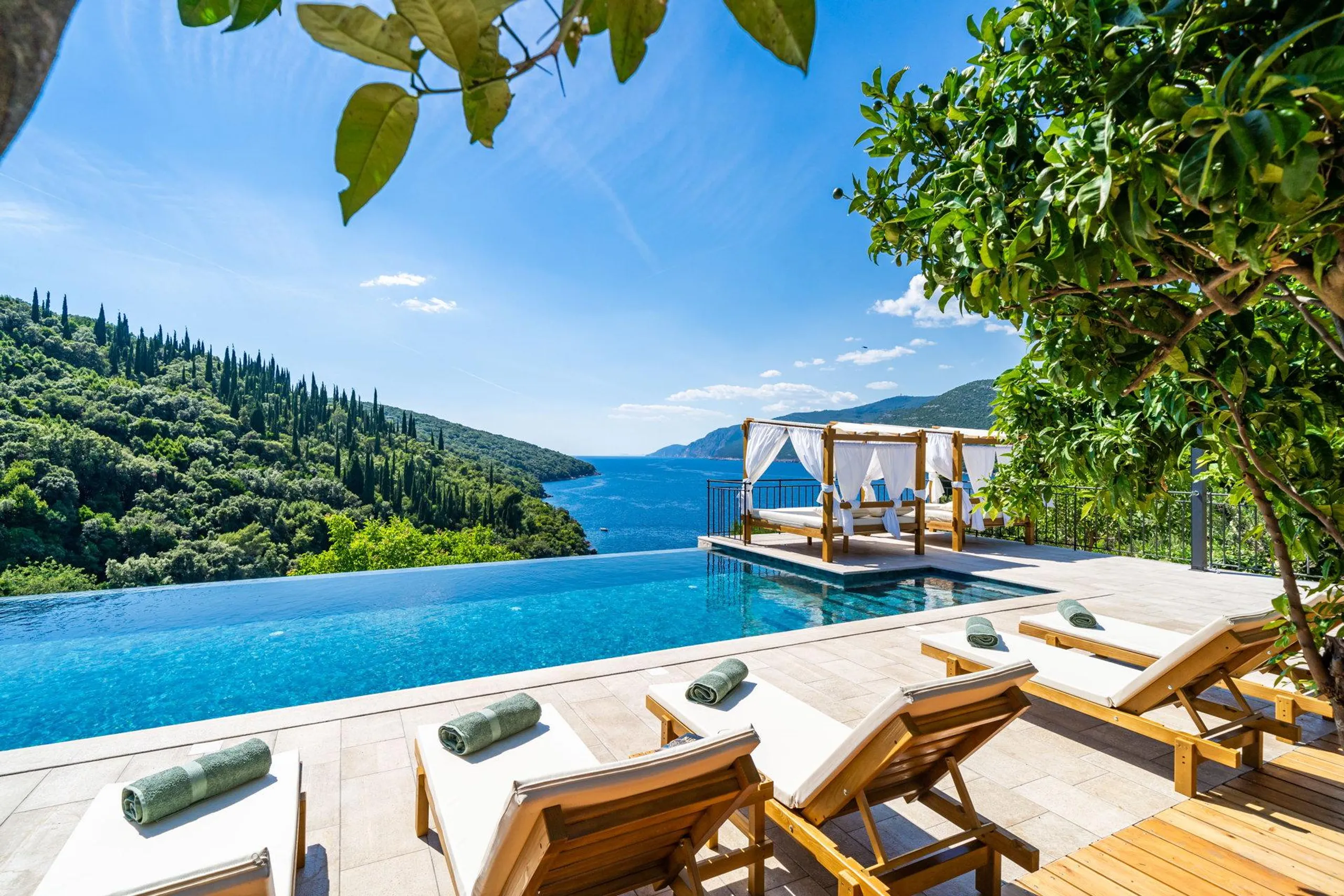Statuesque Villa with Infinity Pool and Mesmerizing Blue Waters of the Adriatic Sea — photograph 7