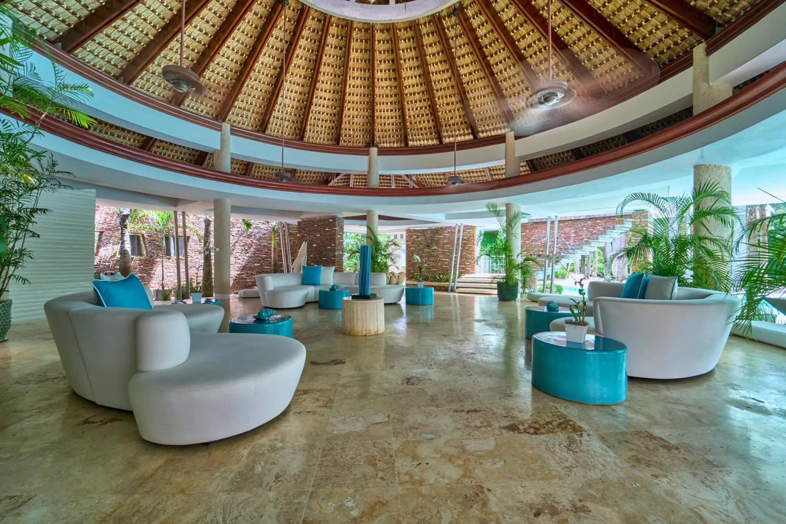 Sumptuous 5BR Villa with Private Pool and Breathtaking Golf Course Views — photograph 5
