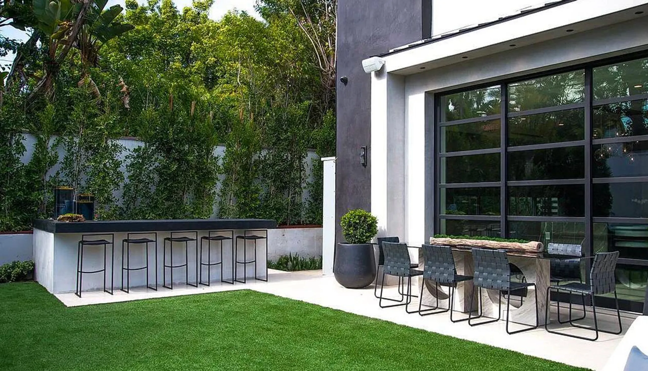 Exclusive Beverly Hills Architectural Estate with Private Pool and Impeccable Amenities — photograph 6