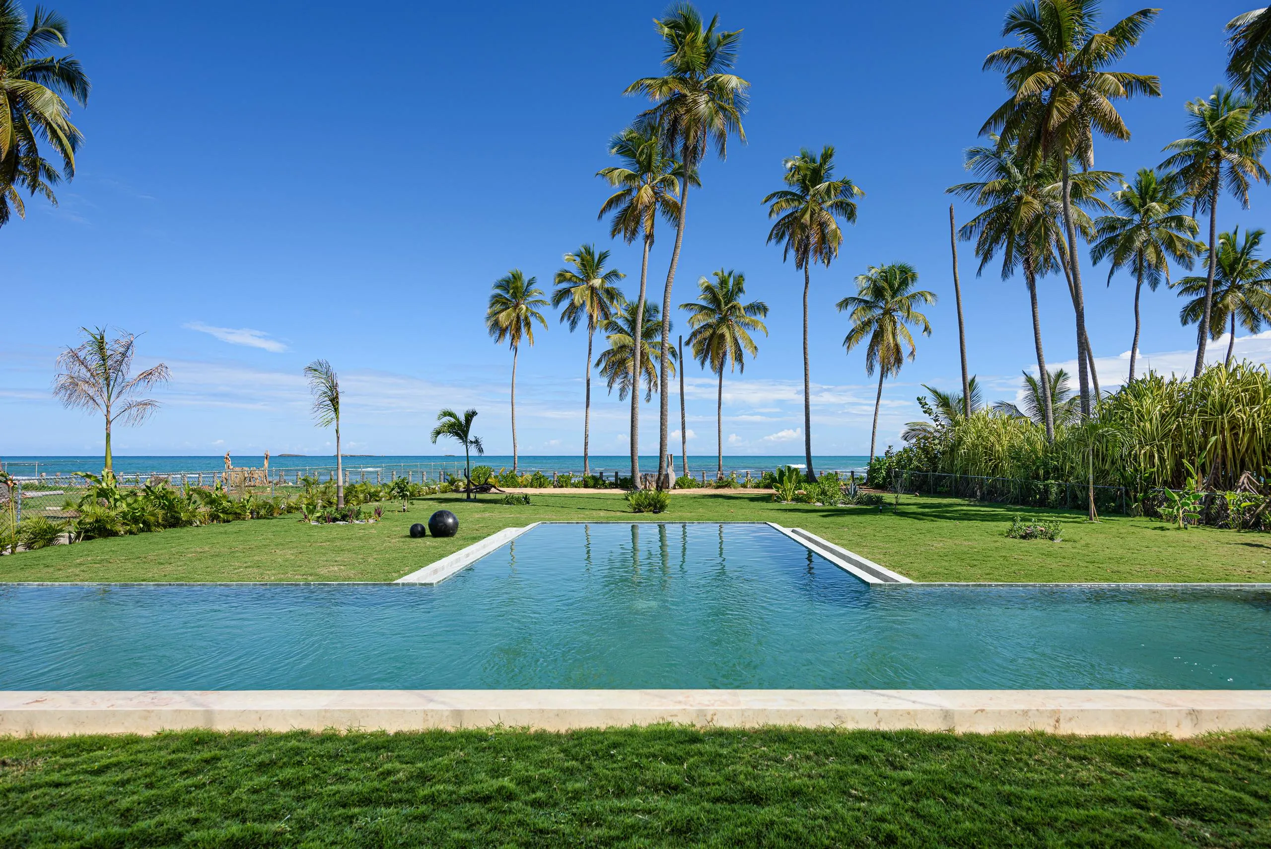 Enchanting Two-Sory Beachfront Villa with Private Pool, Direct Beach Access, and Stunning Sea Views — photograph 9