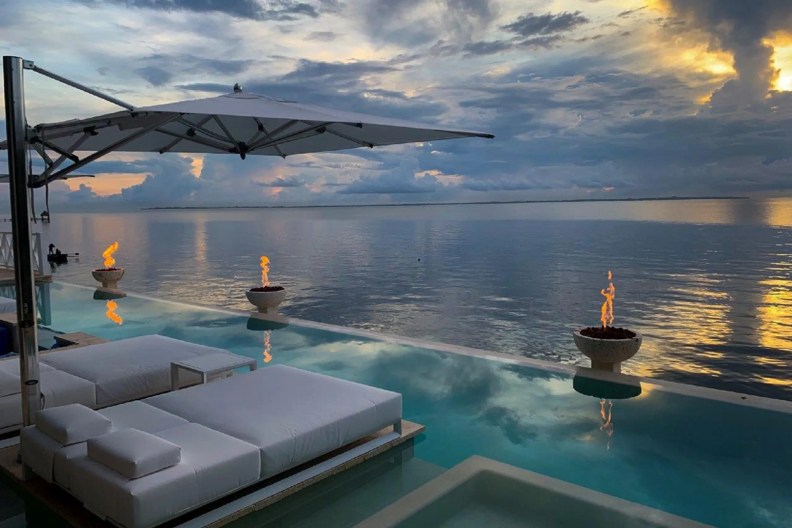 Luxe Oceanfront Cancun Estate with Infinity Pool — photograph 6