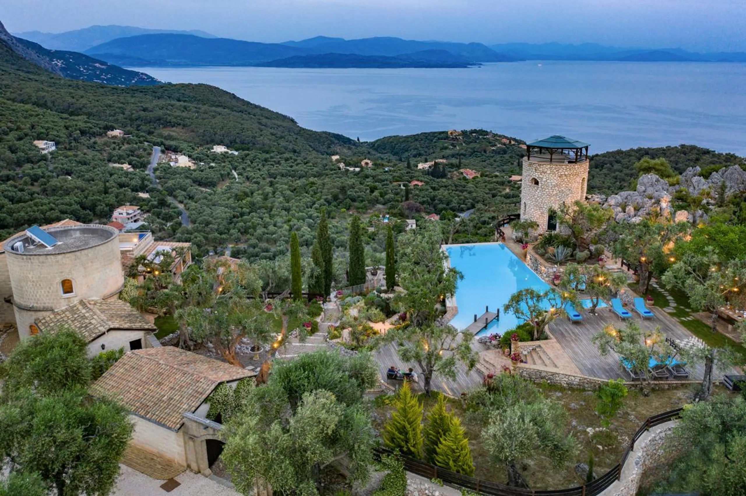 Enchanting Contemporary Villa with Infinity Pool and Dazzling Coastline Views — photograph 3