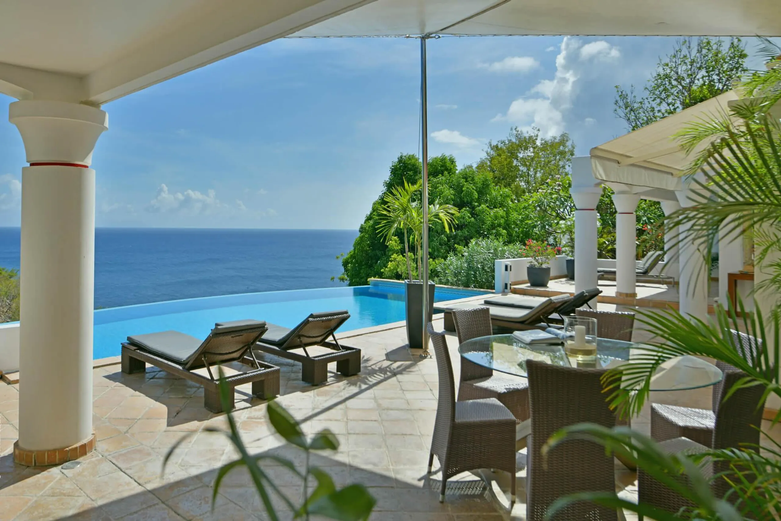 Contemporary Colonial Style Villa with Infinity Pool and Ocean Views — photograph 2