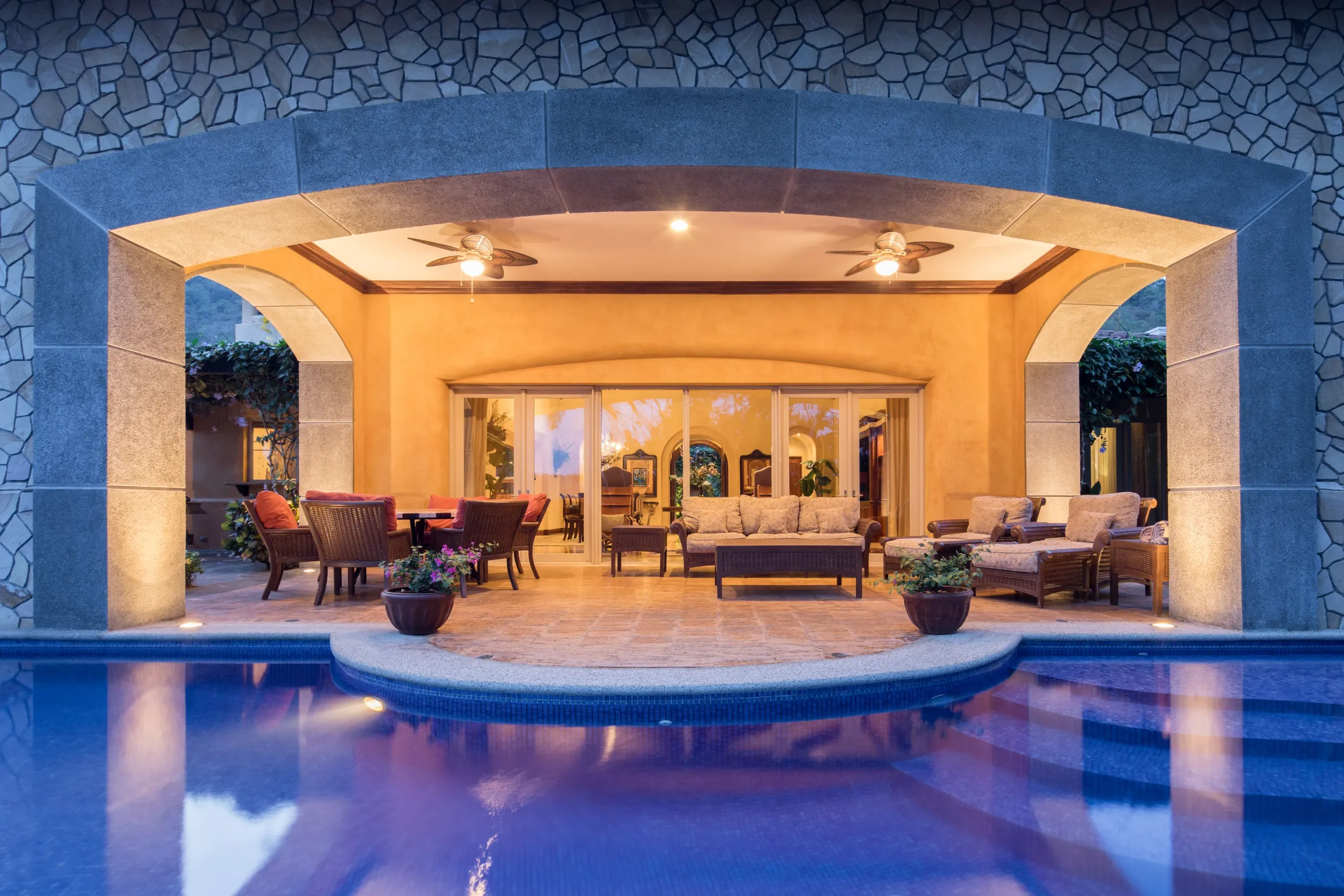 Spanish Colonial Villa in Altamira with Infinity Pool & Stunning Pacific Views — photograph 2
