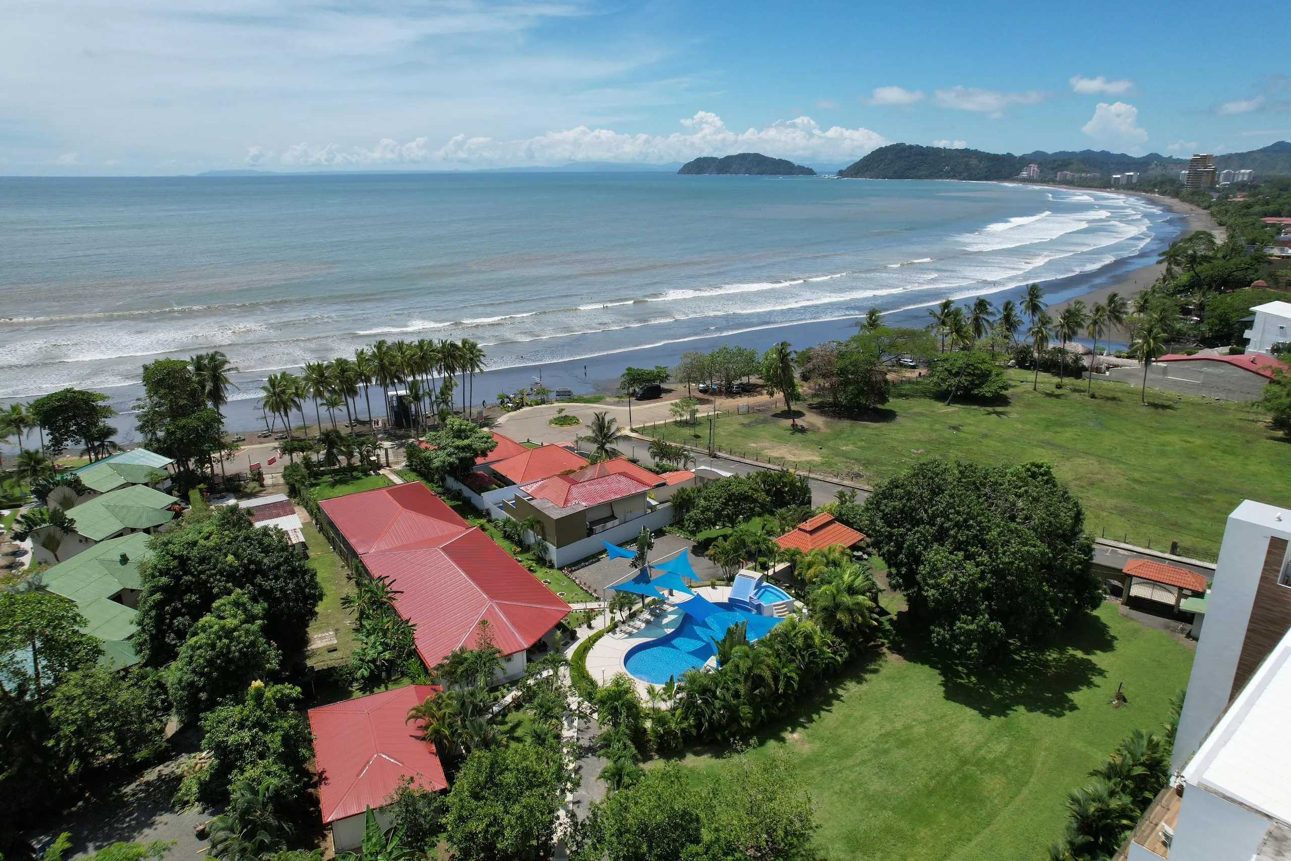 Exclusive 13-Bedroom Estate with Private Pool, Panoramic Ocean Views on Jaco Beach — photograph 9