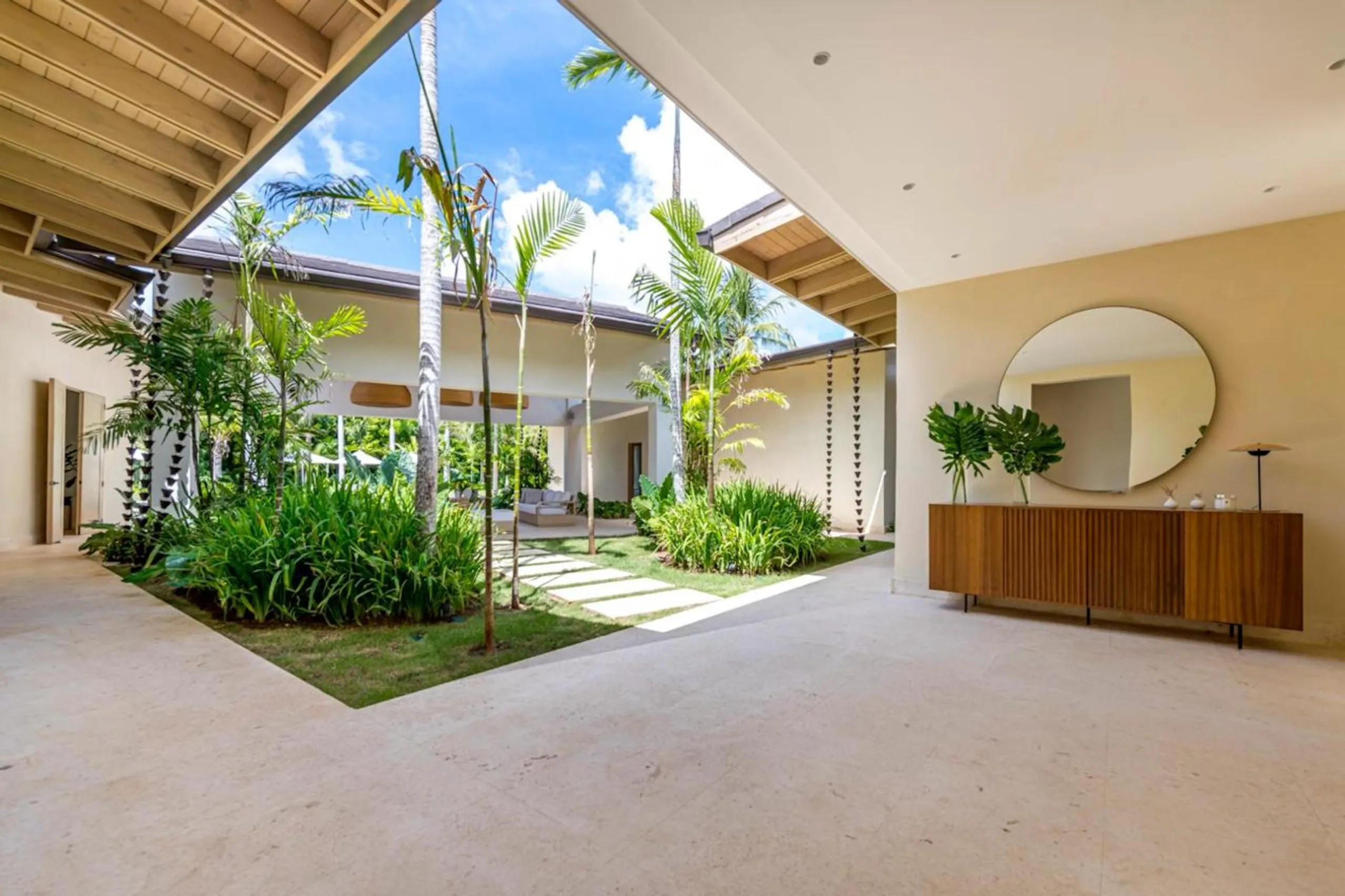 Premium Serenity Near Minitas Beach with Pool — photograph 5
