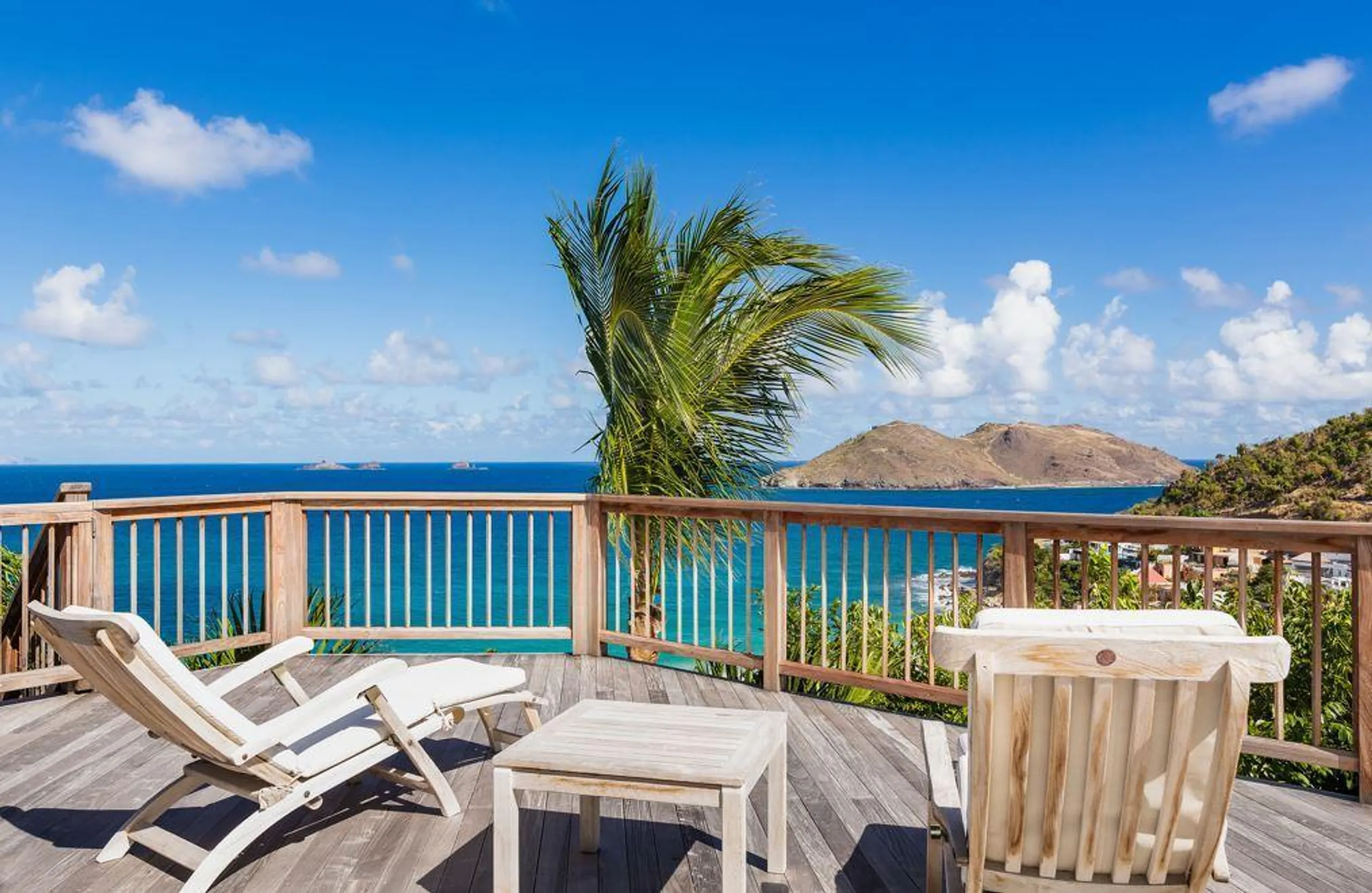 Traditional Colonial Villa with Heated Pool and Majestic Ocean Views — photograph 11