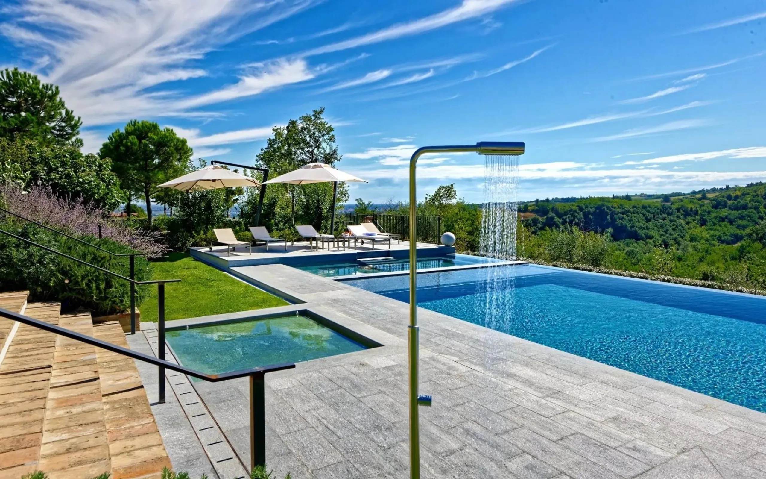 Paradise Estate with Infinity Pool and Lush Garden Grounds — photograph 4