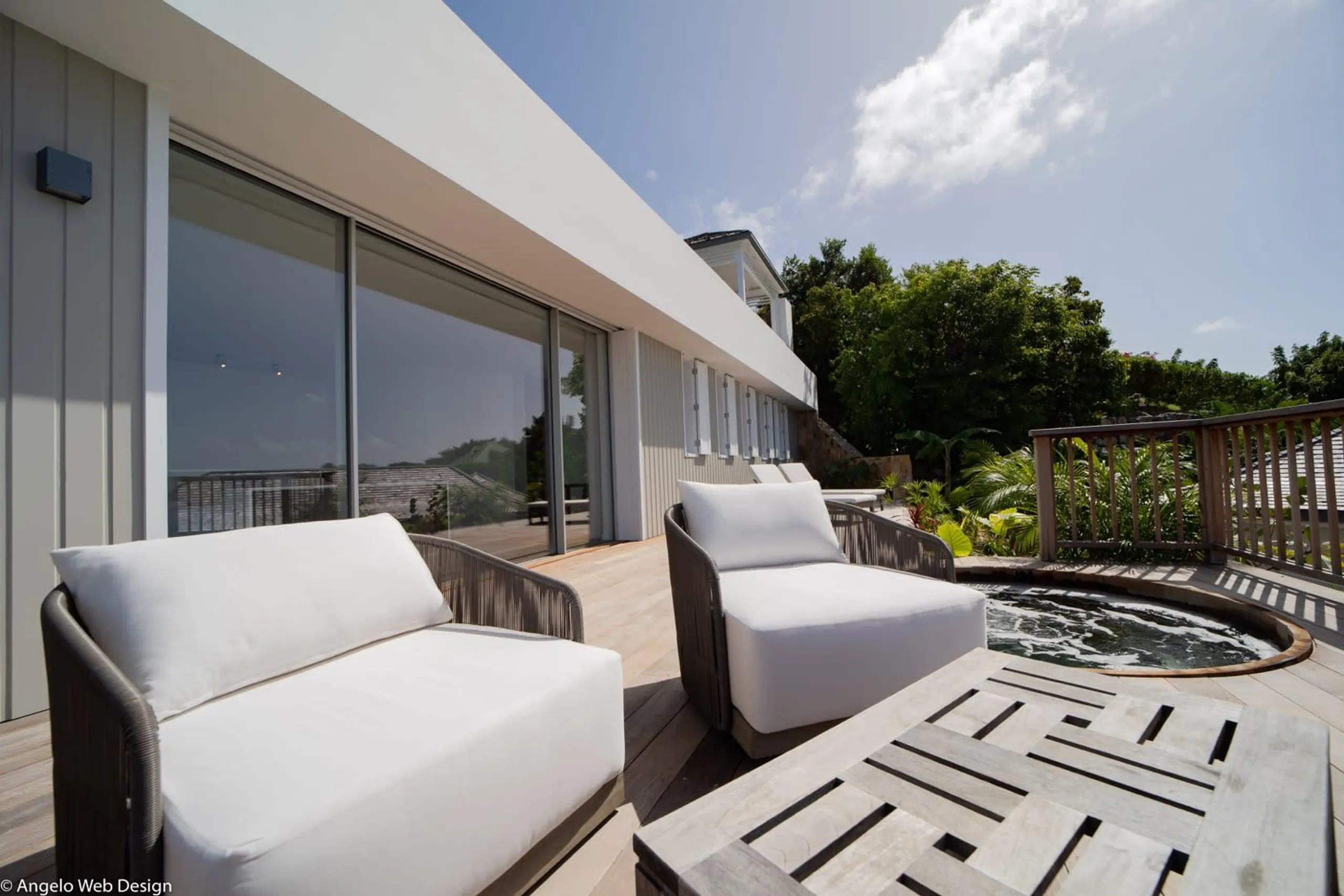 Chic Five-Bedroom Retreat with Infinity Pool, Jacuzzi, and Ocean Views — photograph 11