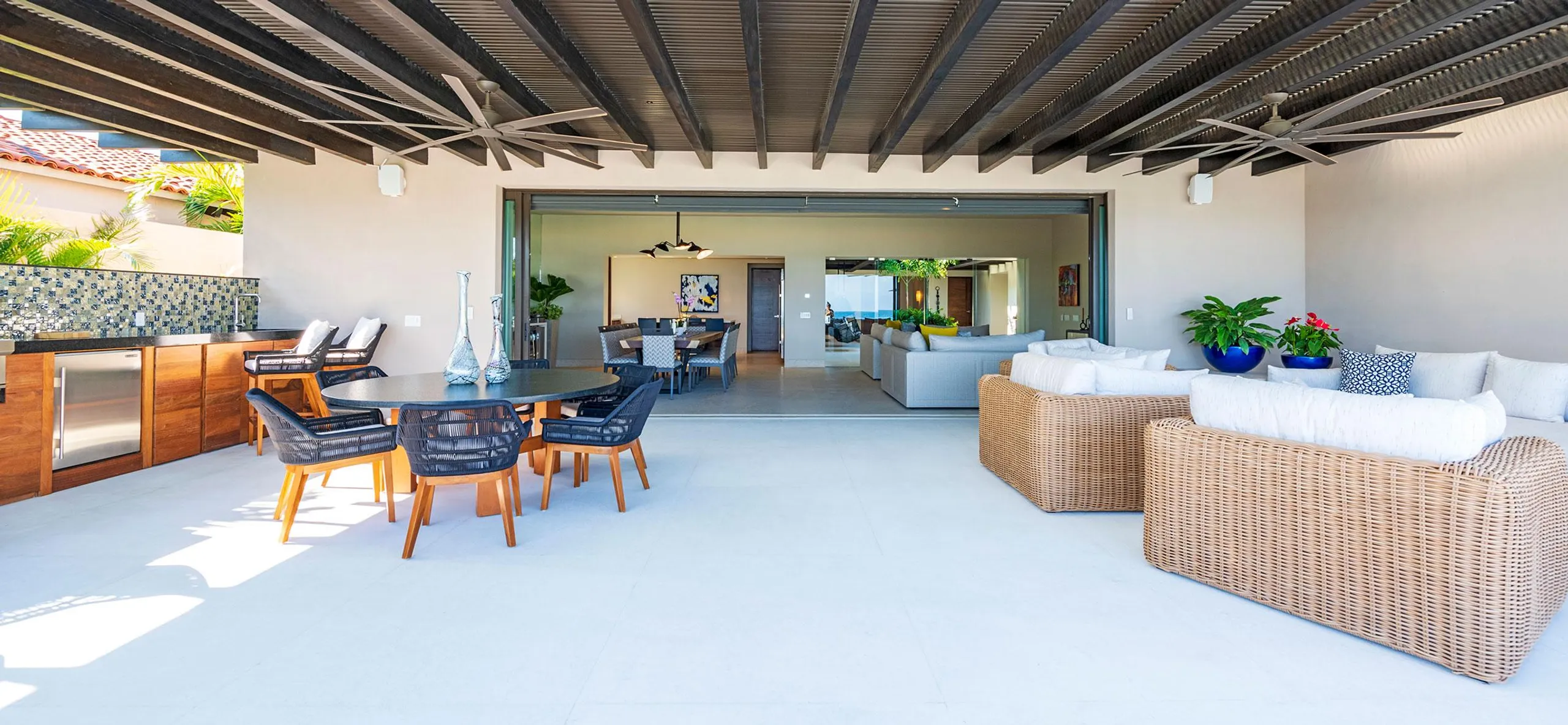 Luxury Villa with Spectacular Views and Infinity Pool — photograph 11