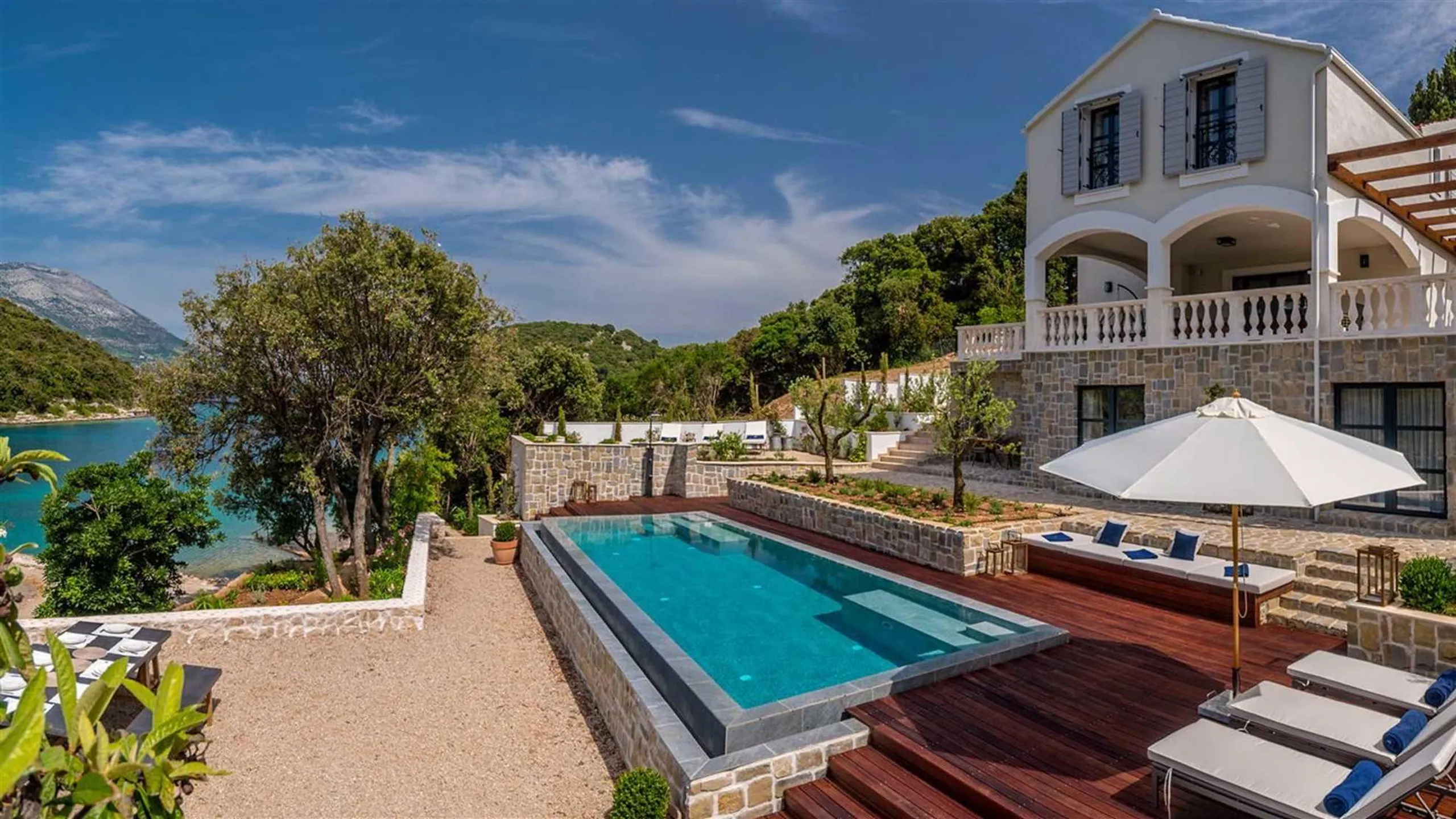 Invigorating Beachfront Villa with Infinity Pool on Korcula Island — photograph 4