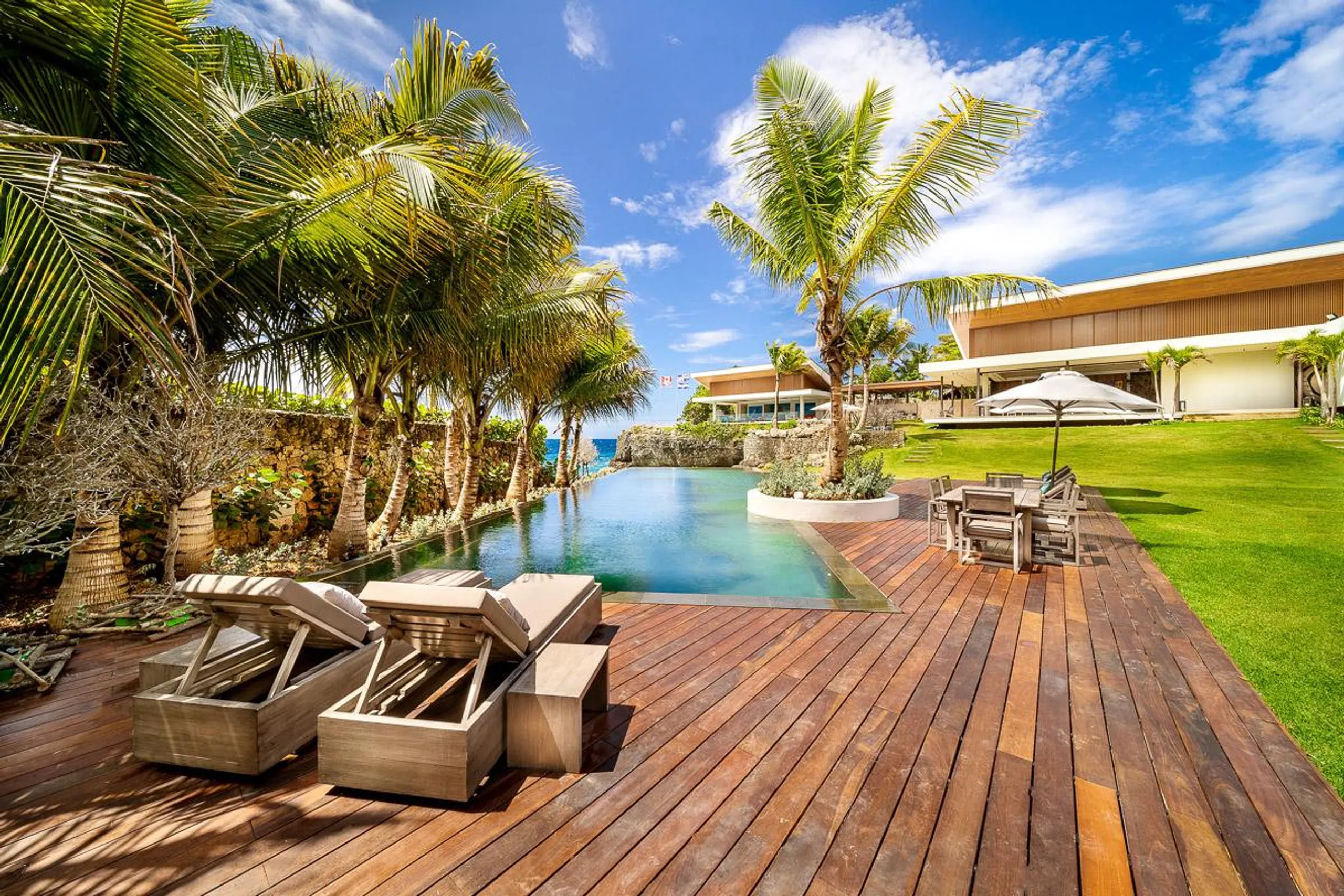 Glamorous Seaside Estate with Infinity Pool and Walks to Beach — photograph 3