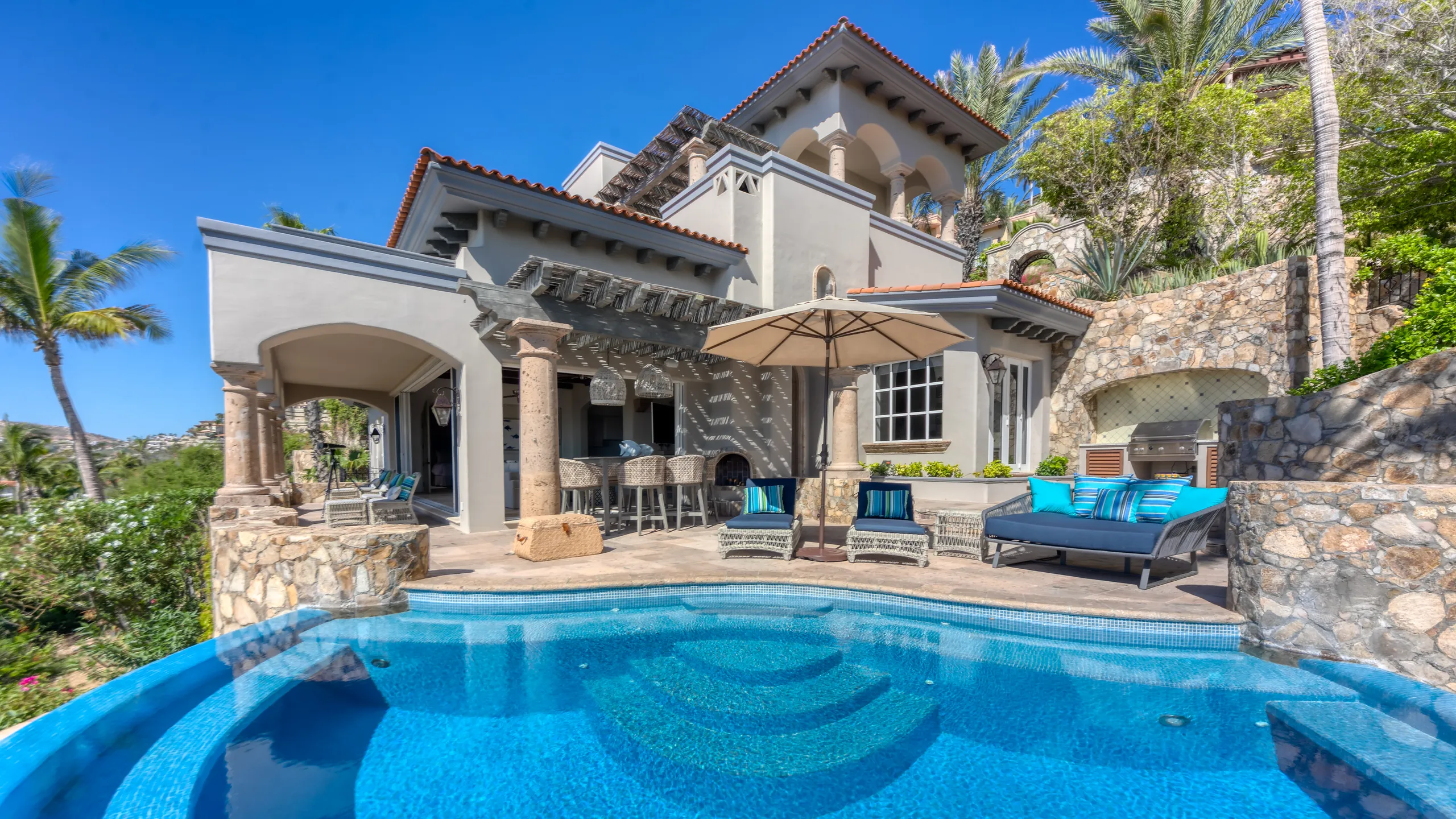 Oceanfront 3-Bedroom Villa with Private Infinity Pool & Golf Access — photograph 2