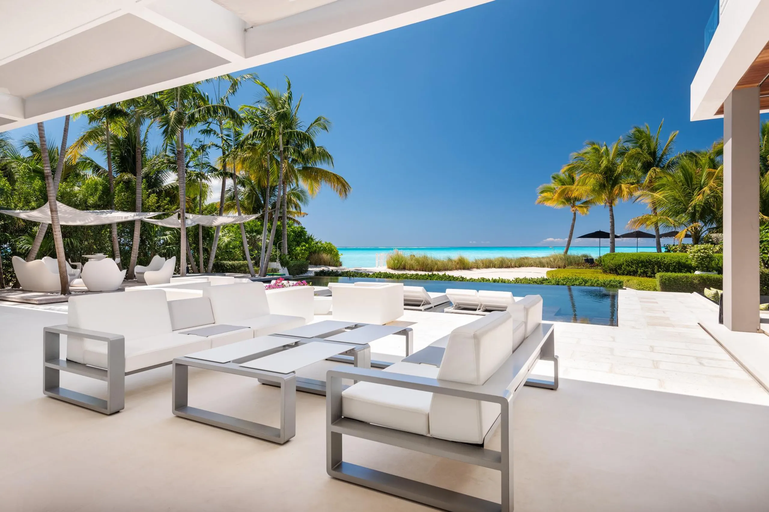 Modern Contemporary Villa with Negative Edge Black Volcanic Rock Pool — photograph 10
