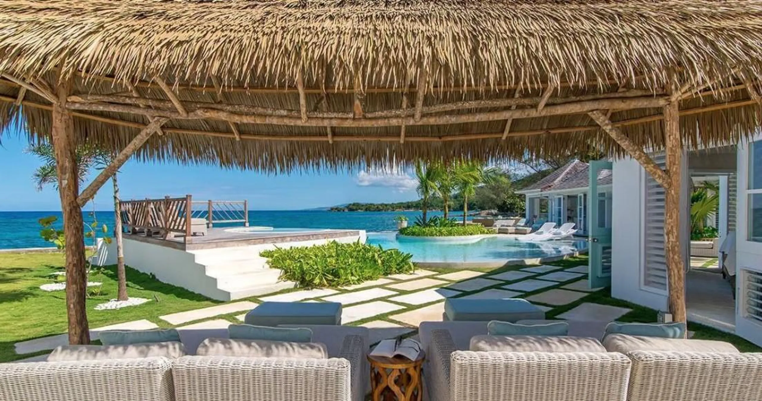 Chic Seafront Retreat in Sandy Bay with Private Pool and Panoramic Ocean Views — photograph 10
