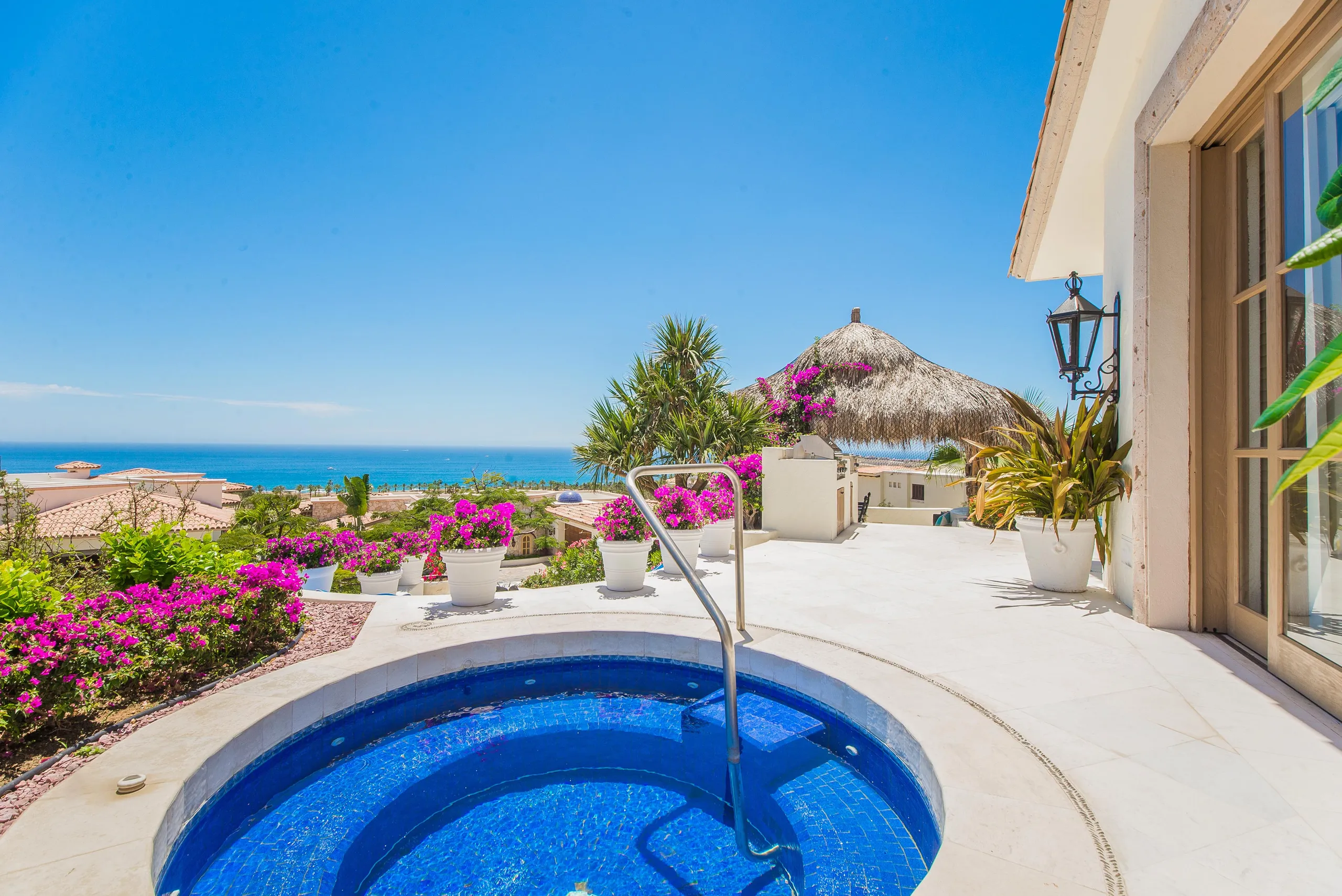 Prestige Oasis Villa with Infinity Pool, Jacuzzi, and Prime Ocean-View — photograph 2