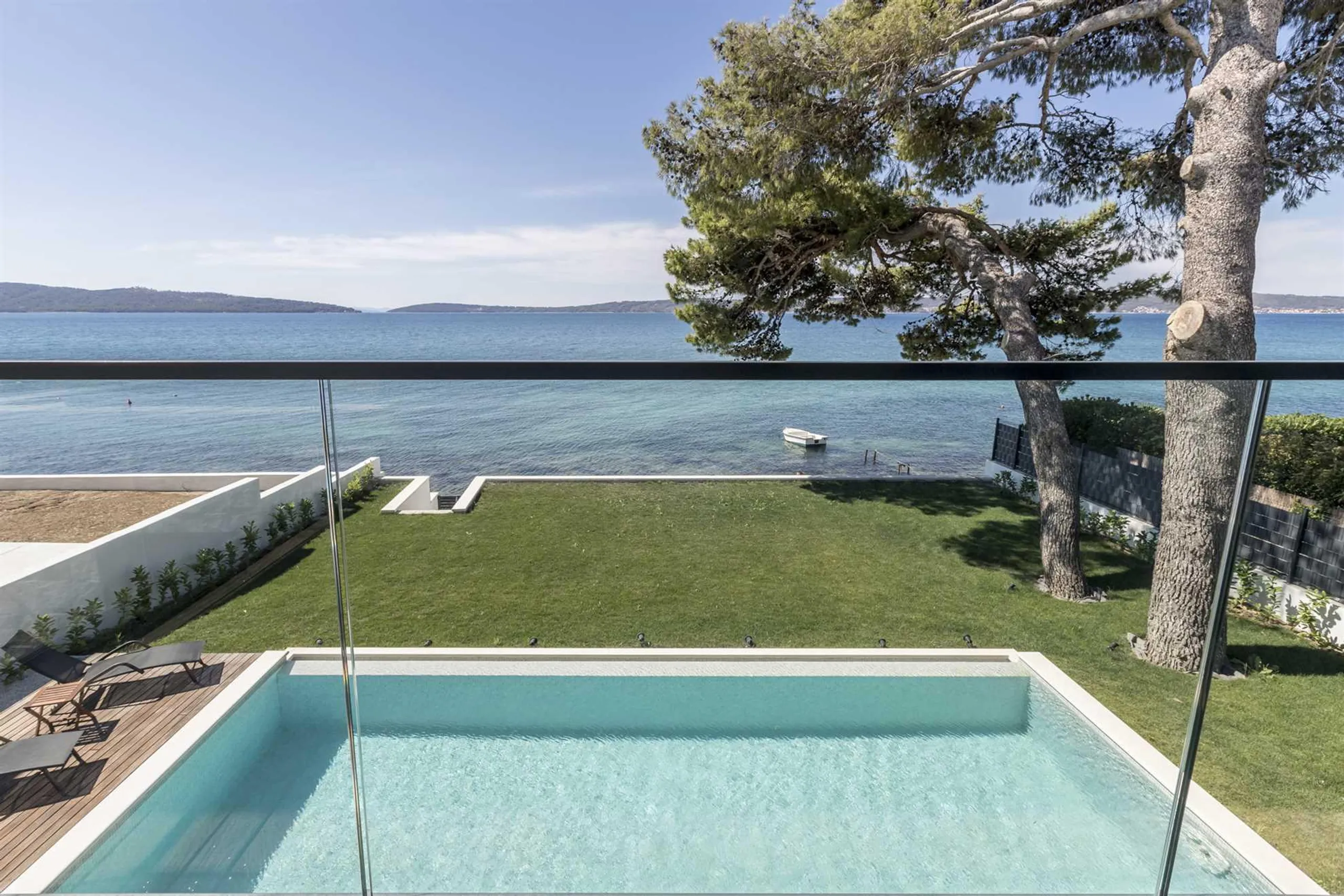 Gracefully Decorated 4-Bedroom Villa with Pool and Private Beach Access in Kastela — photograph 10