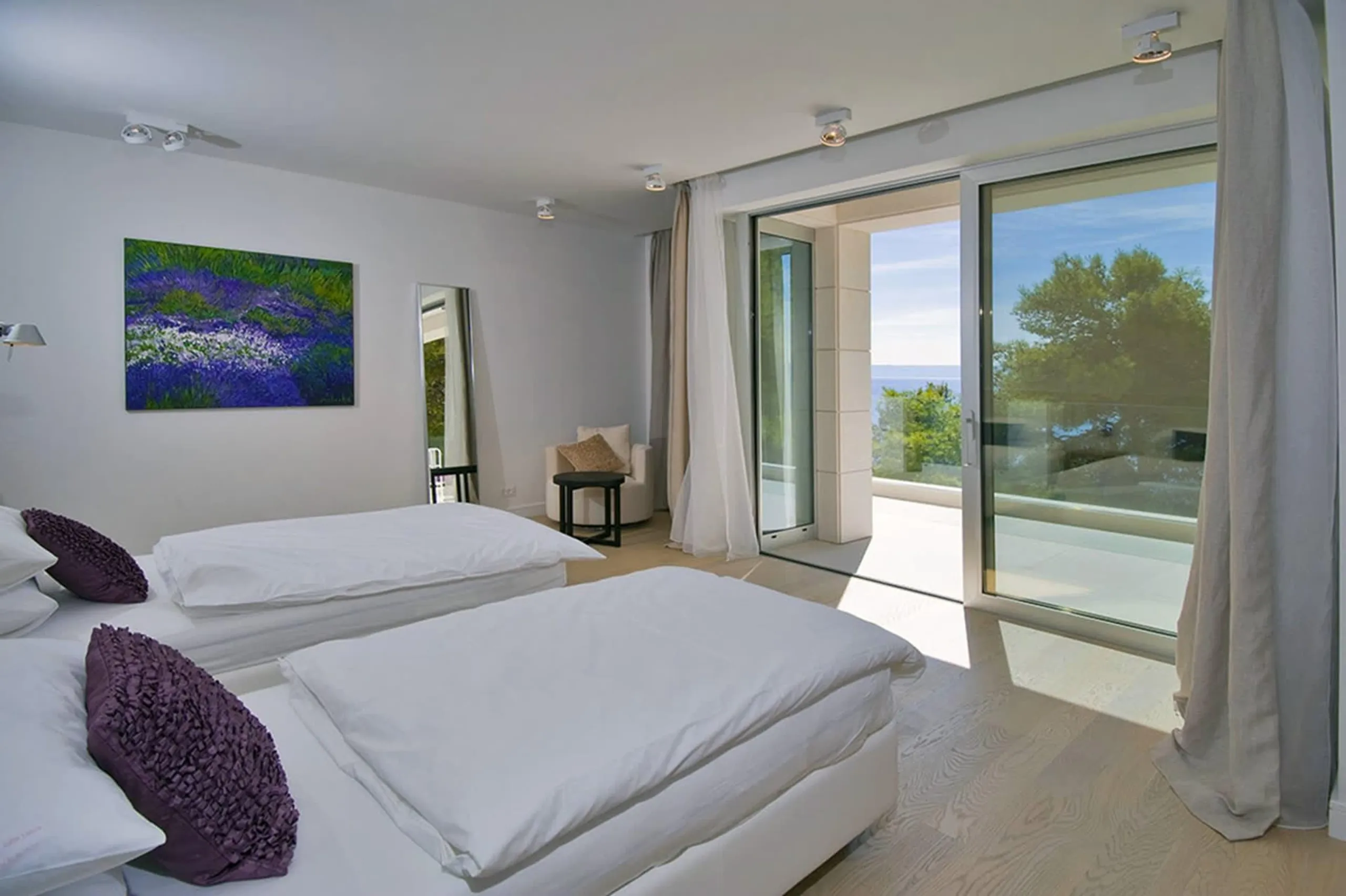 High End Waterfront Villa With Jacuzzi — photograph 7