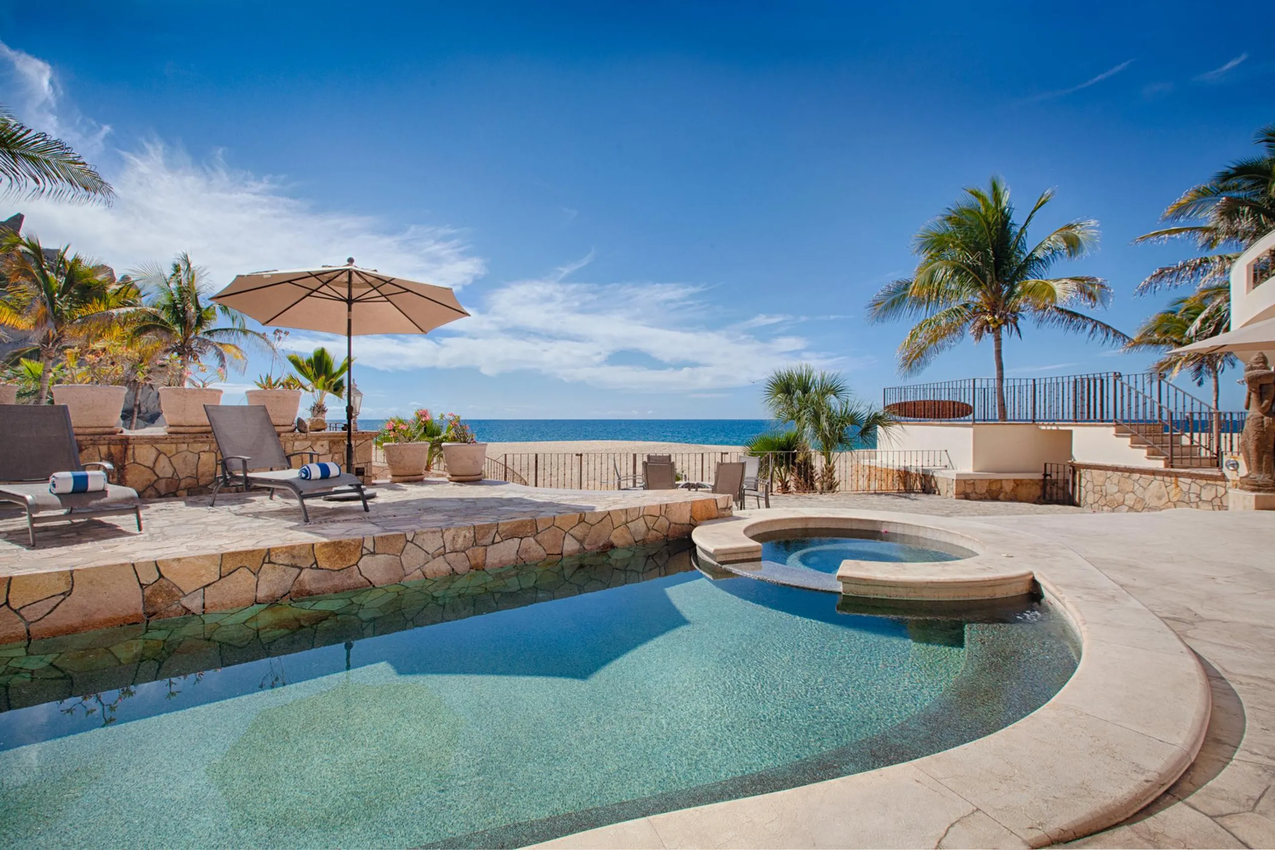 Upscale Prestigious Luxury Beachfront Estate includes Pool and Hot Tub — photograph 2