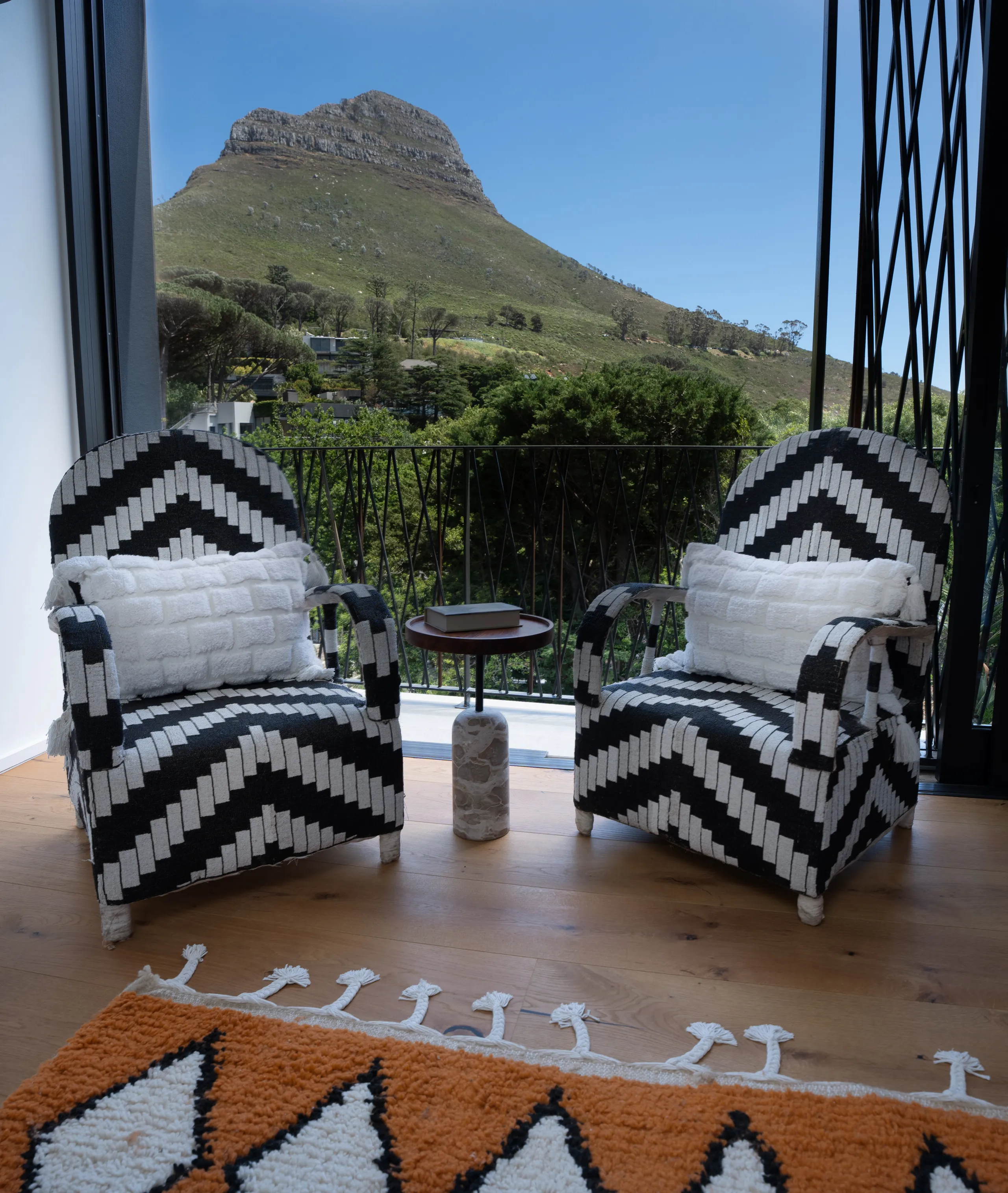 Enchanting Family Villa with Private Pool, Table Mountain and Majestic Lion’s Head Views — photograph 7