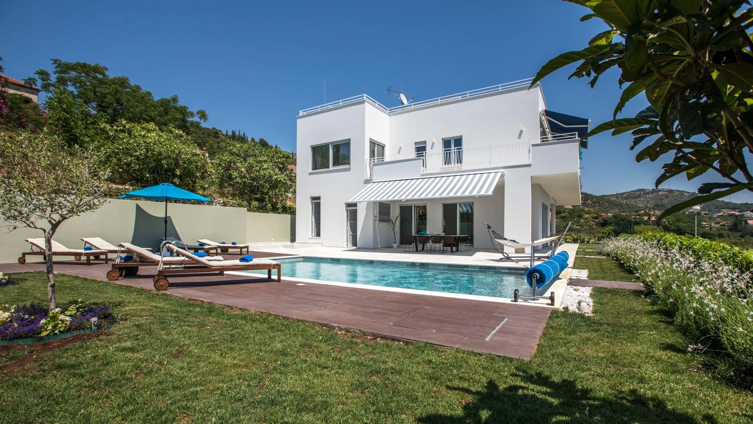 Magnificent Modern Villa with Heated Pool and  Mediterranean Gardens — photograph 3