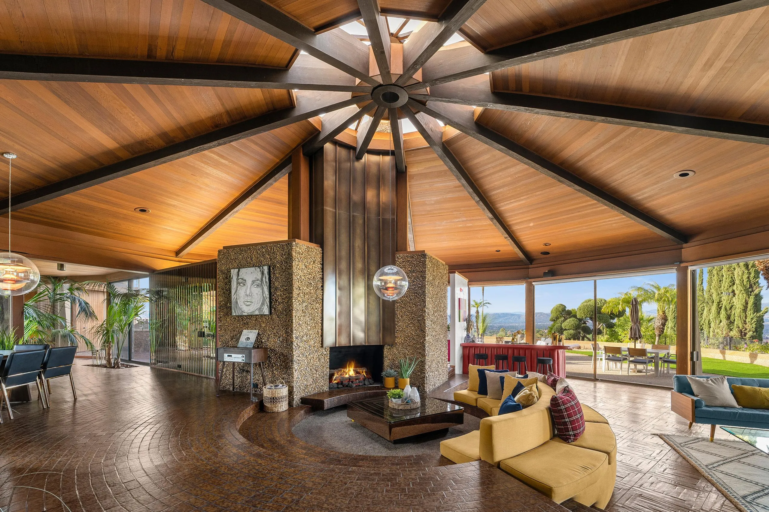Incredible Mid-Century Architectural Sanctuary with Pool and Amazing Grounds — photograph 5