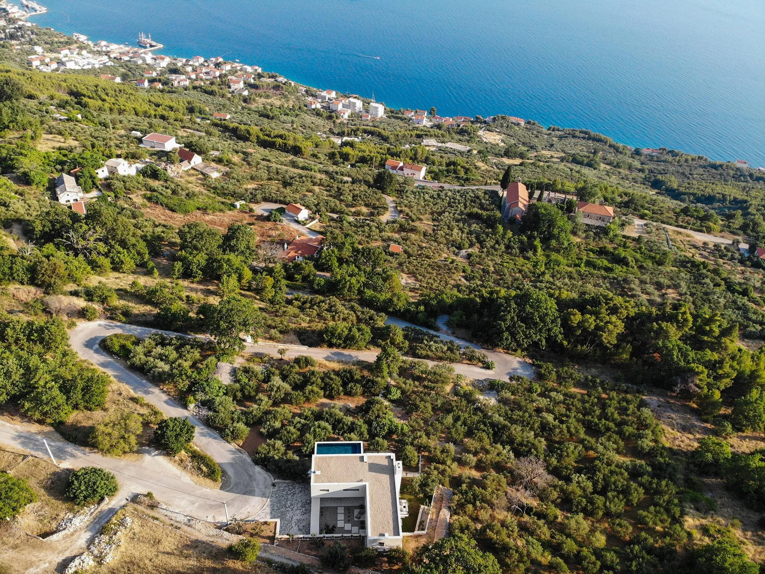 Princely 4-Star Villa with Private Pool and Mountain Views near Split — photograph 7