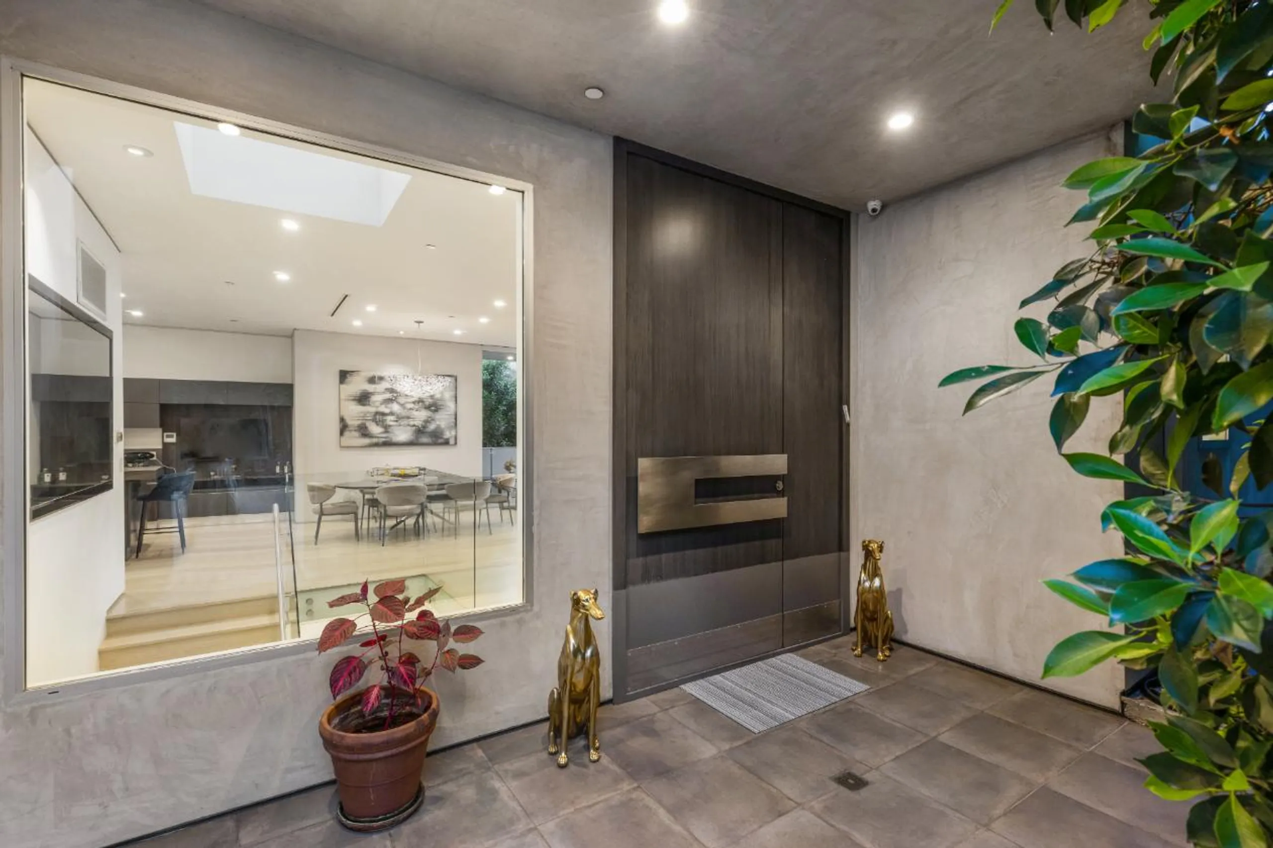 Modern Architectural Hollywood HIlls Estate with Infinity Pool and City Views — photograph 9