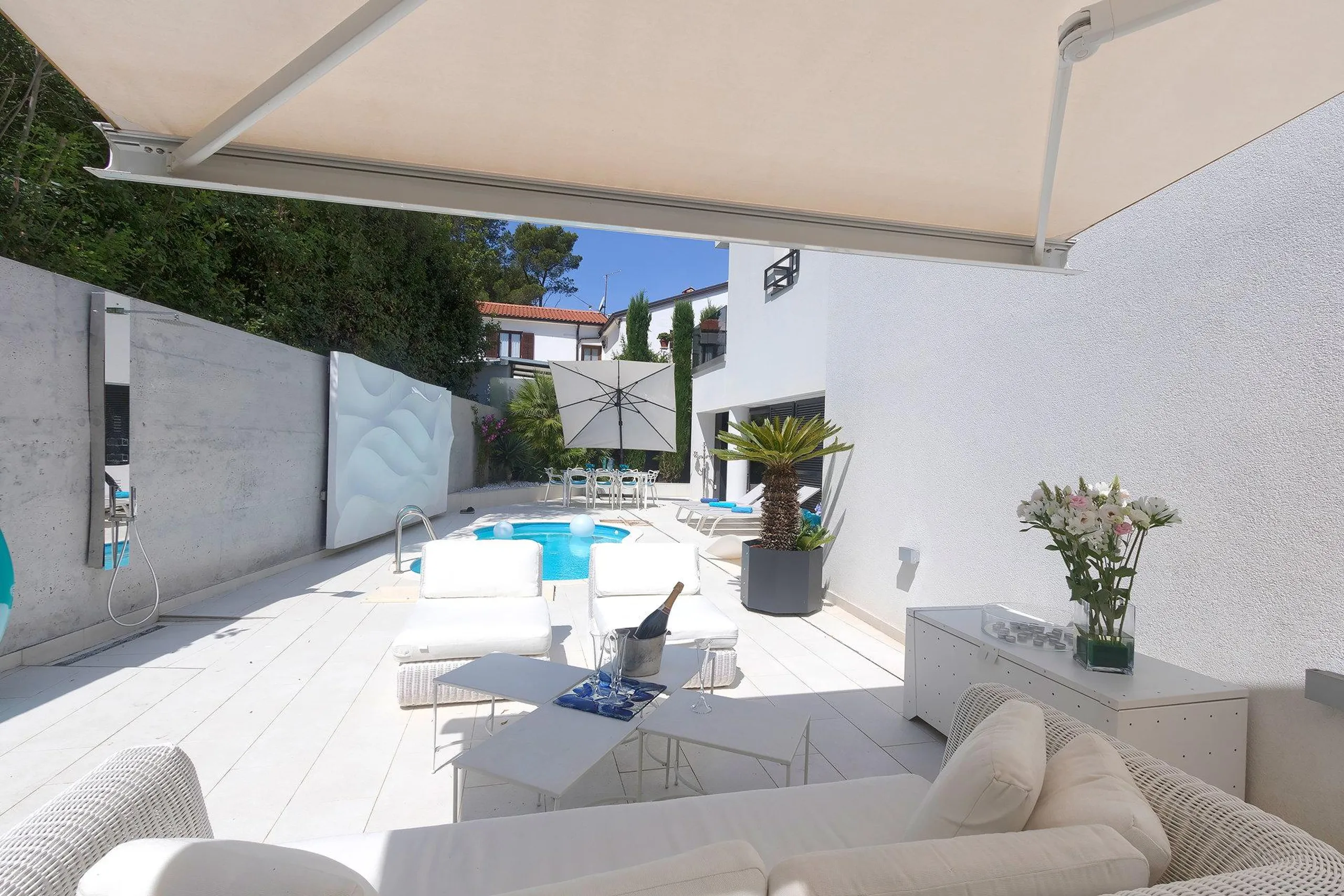 Glorious Contemporary Haven with 4-BR Villa and Tantalizing Heated Infinity Pool — photograph 4