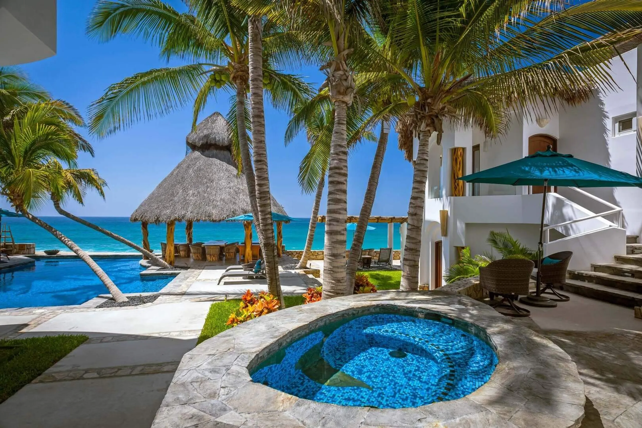 Light-filled Beachfront Haven with Private Heated Pool — photograph 7