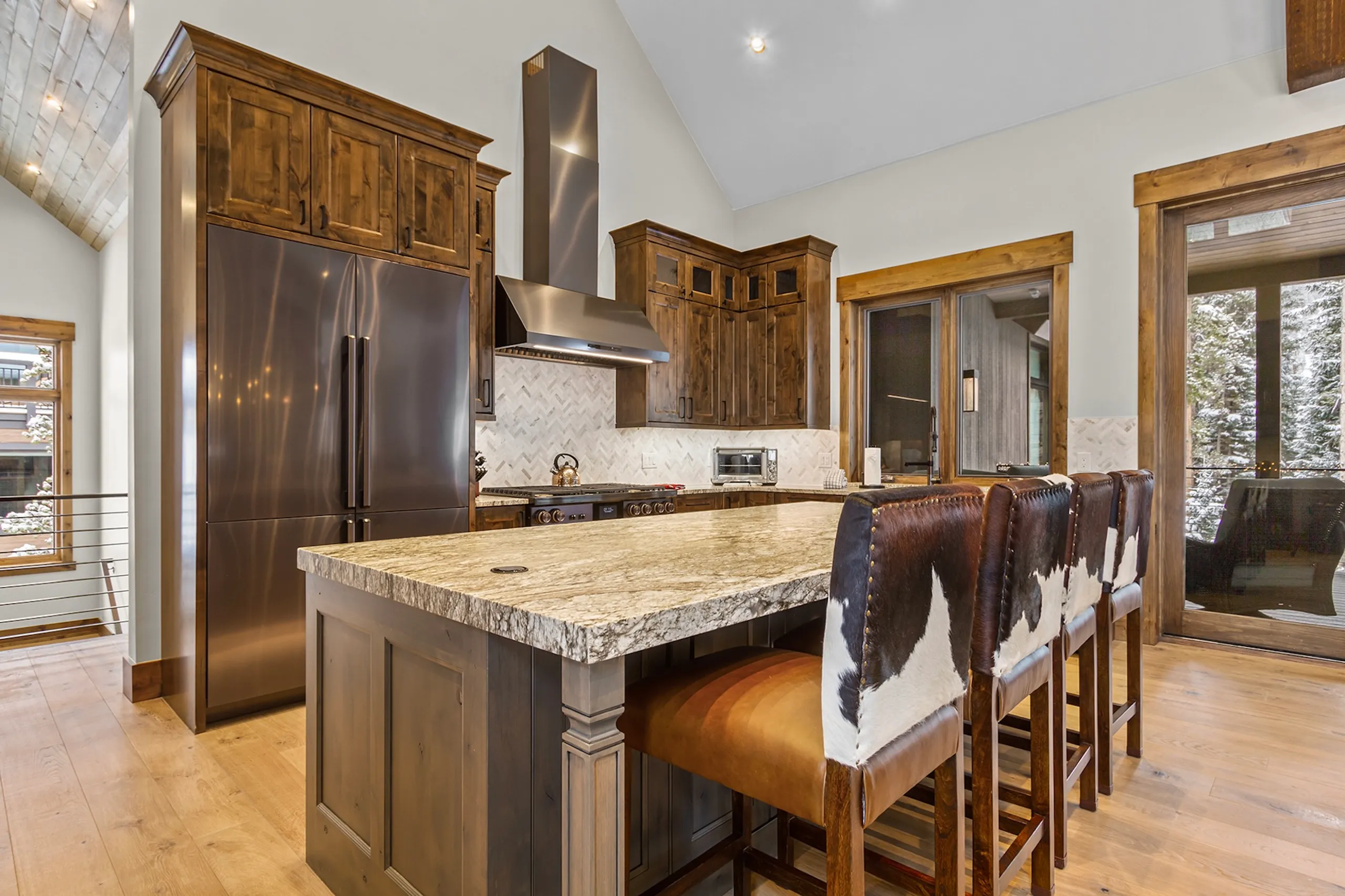 Ultimate Ski-Inspired Villa with Hot Tub, Mountain Views, and Near Ski Slopes — photograph 8