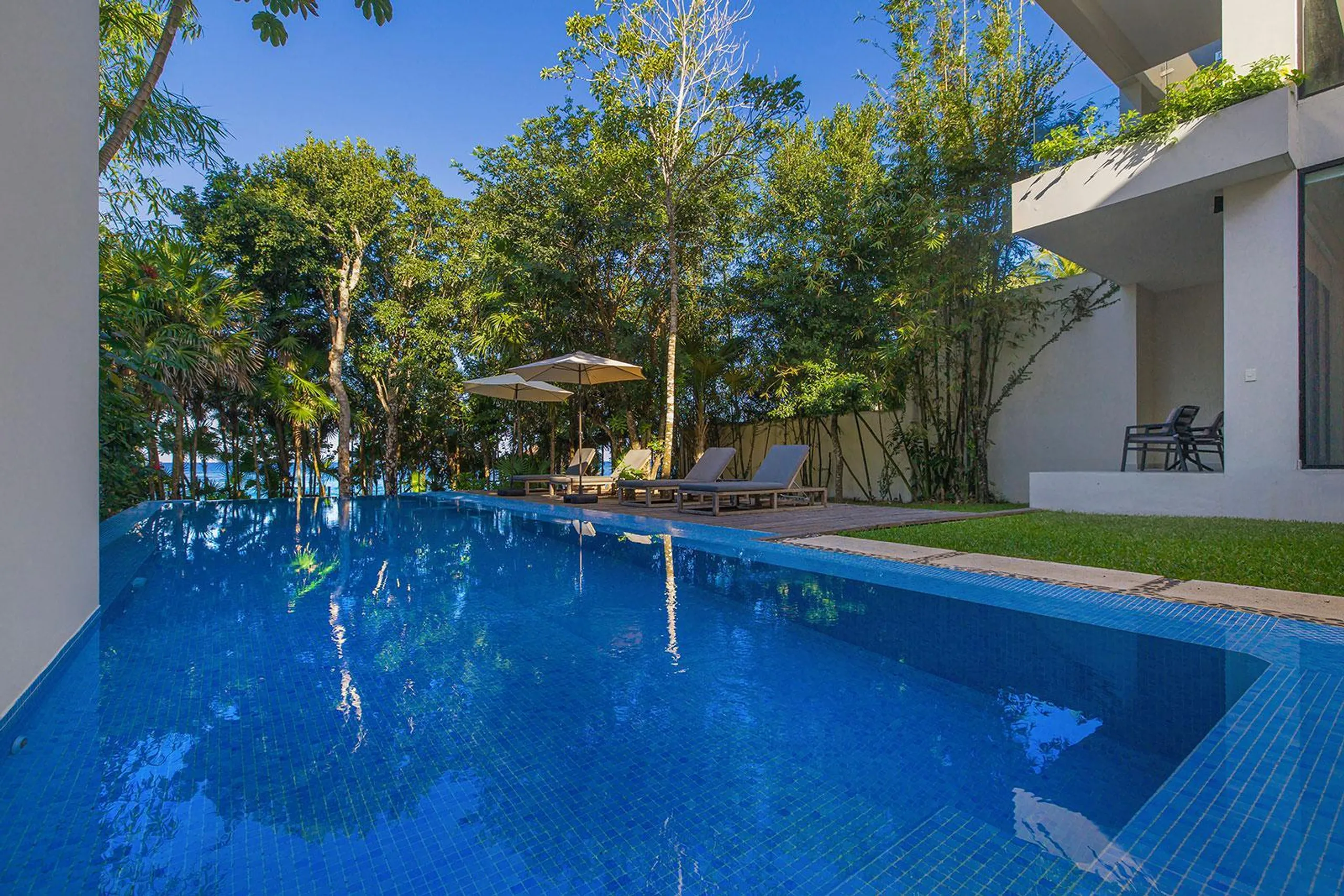 Modern Architectural Estate with Private Pool and Dock Access — photograph 10