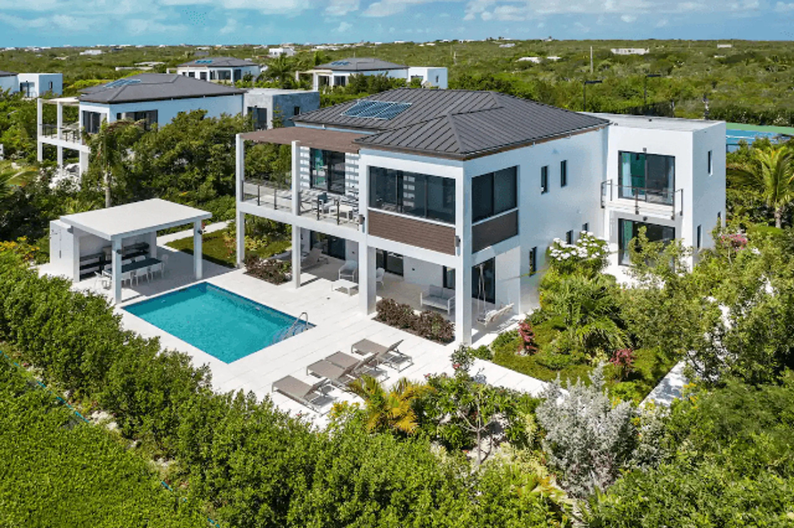 Modern Styled Villa with Private Pool and Direct Private Access to Long Bay Beach, Long Bay Beach