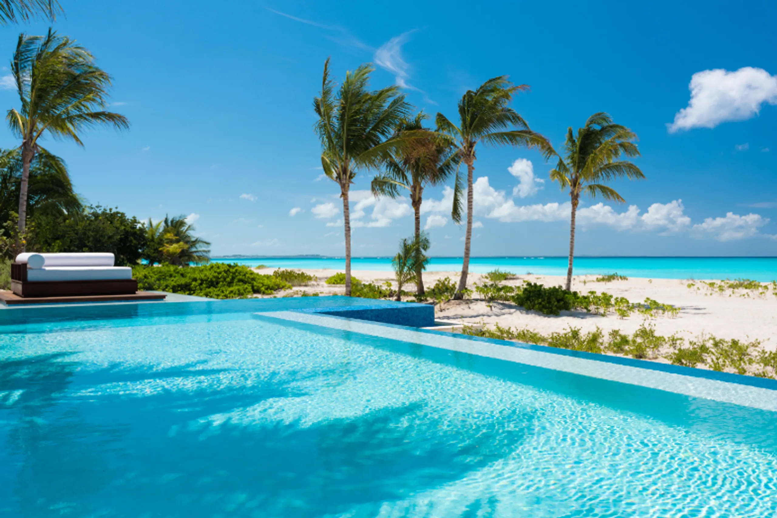 Stunning Luxury Beachfront Villa with Private Pool and Incredible Ocean Views — photograph 10