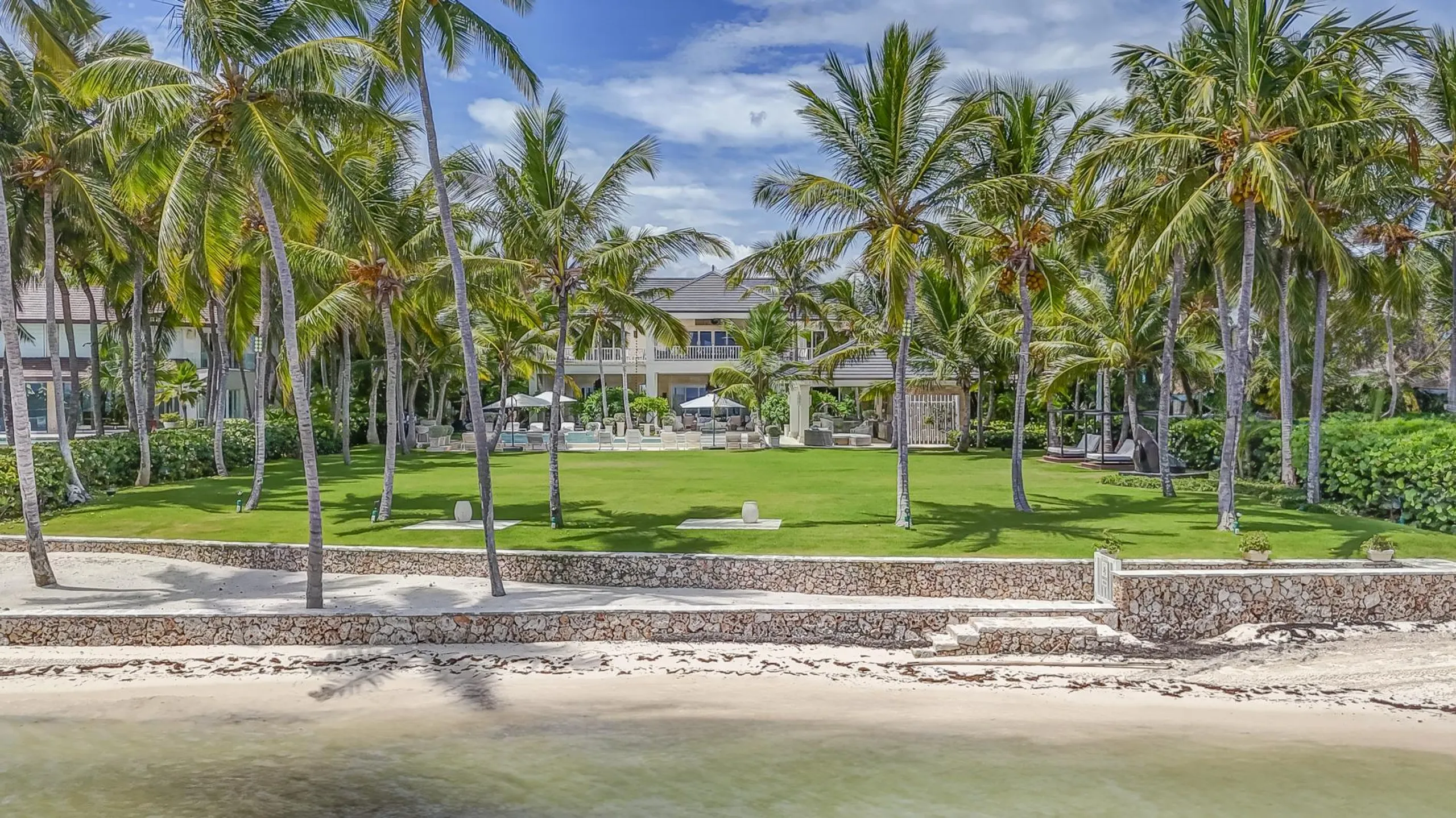 Beachfront 9BR Villa with Private Pool, Spa, &  Direct Ocean Access — photograph 4