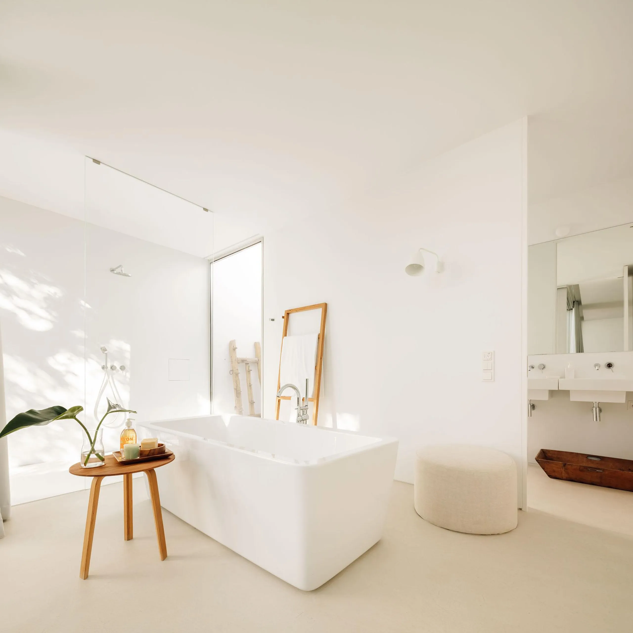 Tranquil Luxury Villa with Invigorating Pool — photograph 12