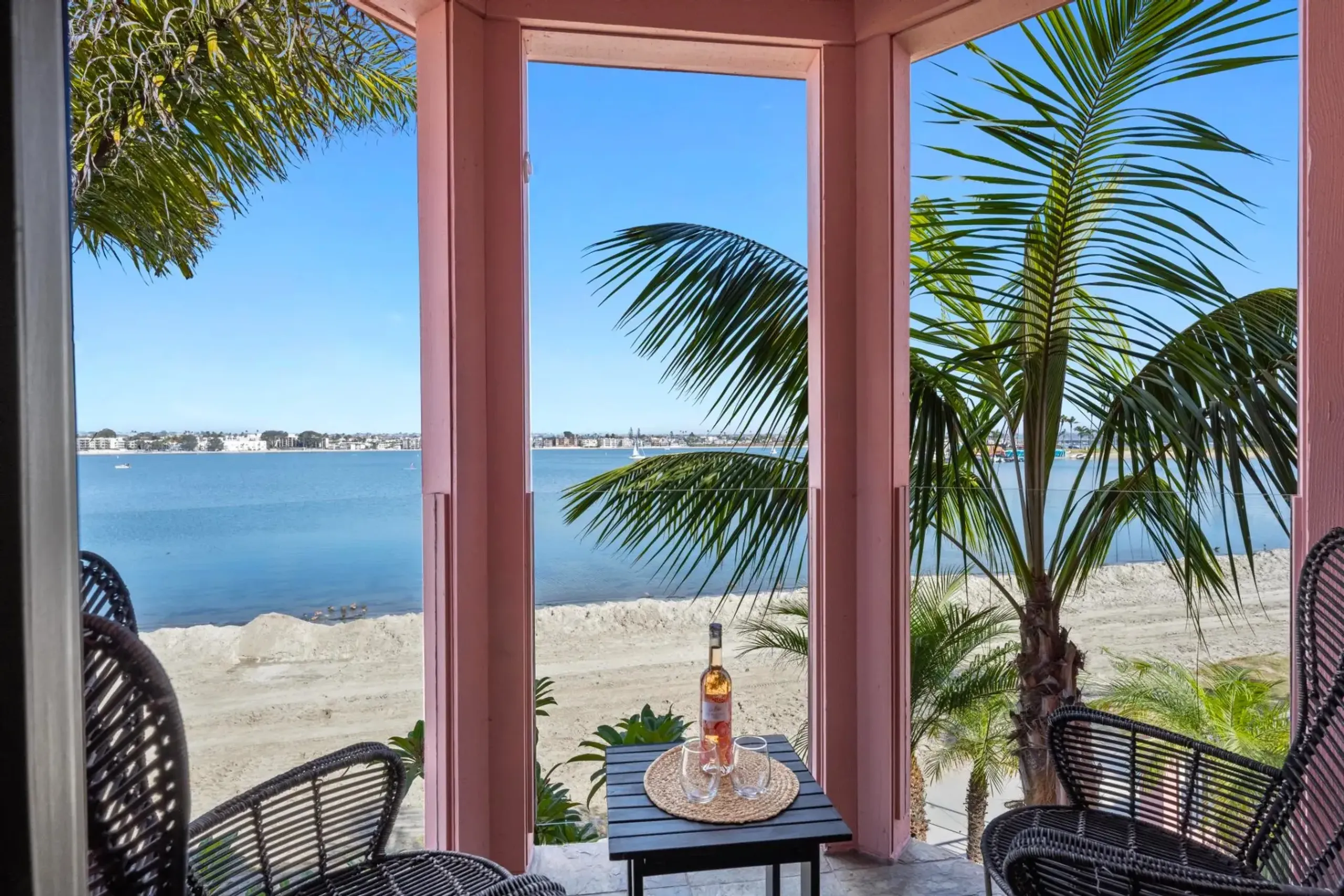 Exhilarating Mission Bay Waterfront Villa with Private Pool, Spa, Bay Views & Beach Access — photograph 3